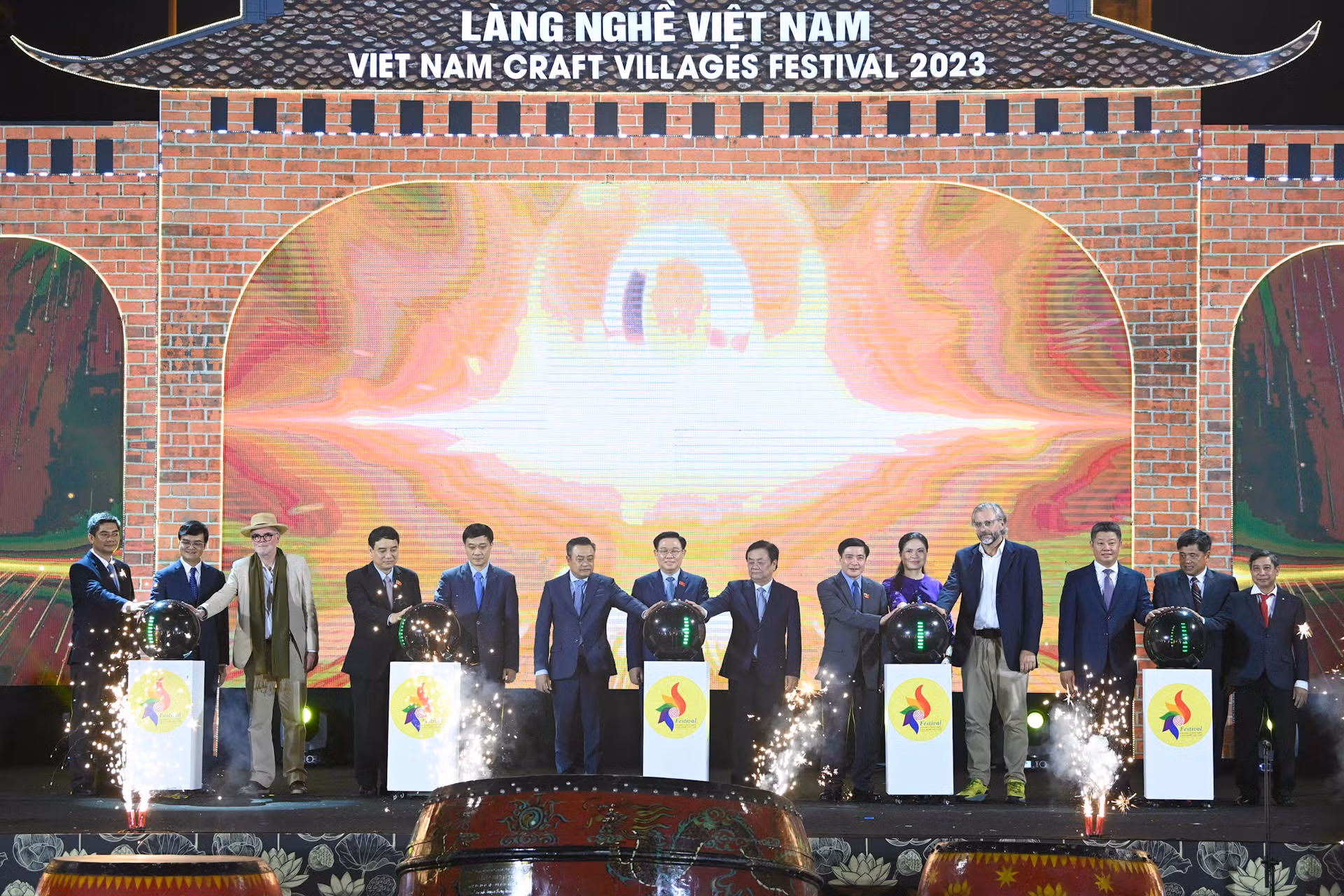 Chủ tịch Quốc hội Vương Đình Huệ và các đại biểu thực hiện nghi thức khai mạc Festival bảo tồn và phát triển làng nghề Việt Nam 2023. Chủ tịch Quốc hội Vương Đình Huệ và các đại biểu thực hiện nghi thức khai mạc Festival bảo tồn và phát triển làng nghề Việt Nam 2023.