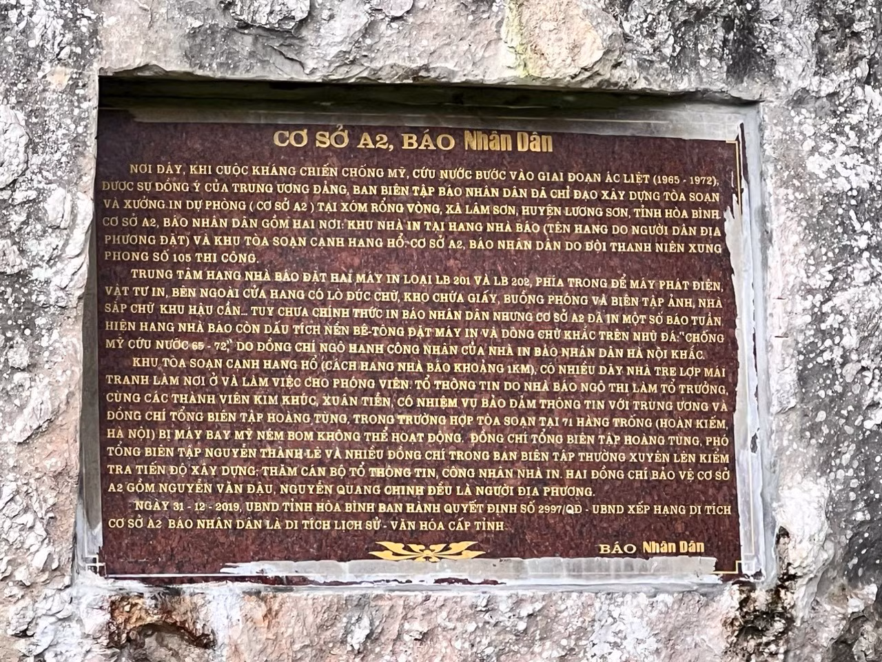 Biển di tích: “Cơ sở A2, Báo Nhân Dân” được gắn bên ngoài cửa hang Nhà báo. Biển di tích: “Cơ sở A2, Báo Nhân Dân” được gắn bên ngoài cửa hang Nhà báo.