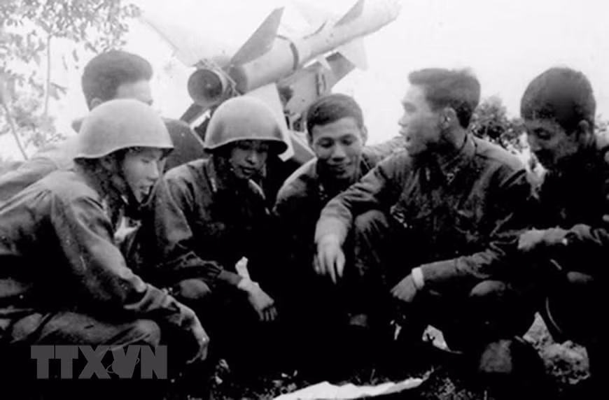 Kíp chiến đấu bắn rơi B-52 đầu tiên bằng phương pháp "vượt nửa góc"', từ phải sang: Đỗ Đình Tân (Trắc thủ phương vị); Đinh Thế Văn (Tiểu đoàn trưởng); Nguyễn Văn Đức (Sĩ quan điều khiển); Lưu Văn Mộc (Trắc thủ góc tà); Phạm Hồng Hà (trắc thủ cự ly).