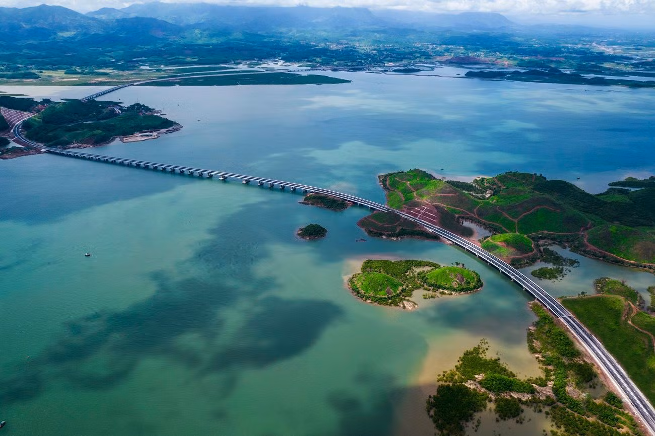 Sau 2 năm thi công thần tốc, cùng với tỉnh Quảng Ninh, tuyến cao tốc Vân Đồn - Móng Cái đã sẵn sàng thông tuyến ngay đầu tháng 9.