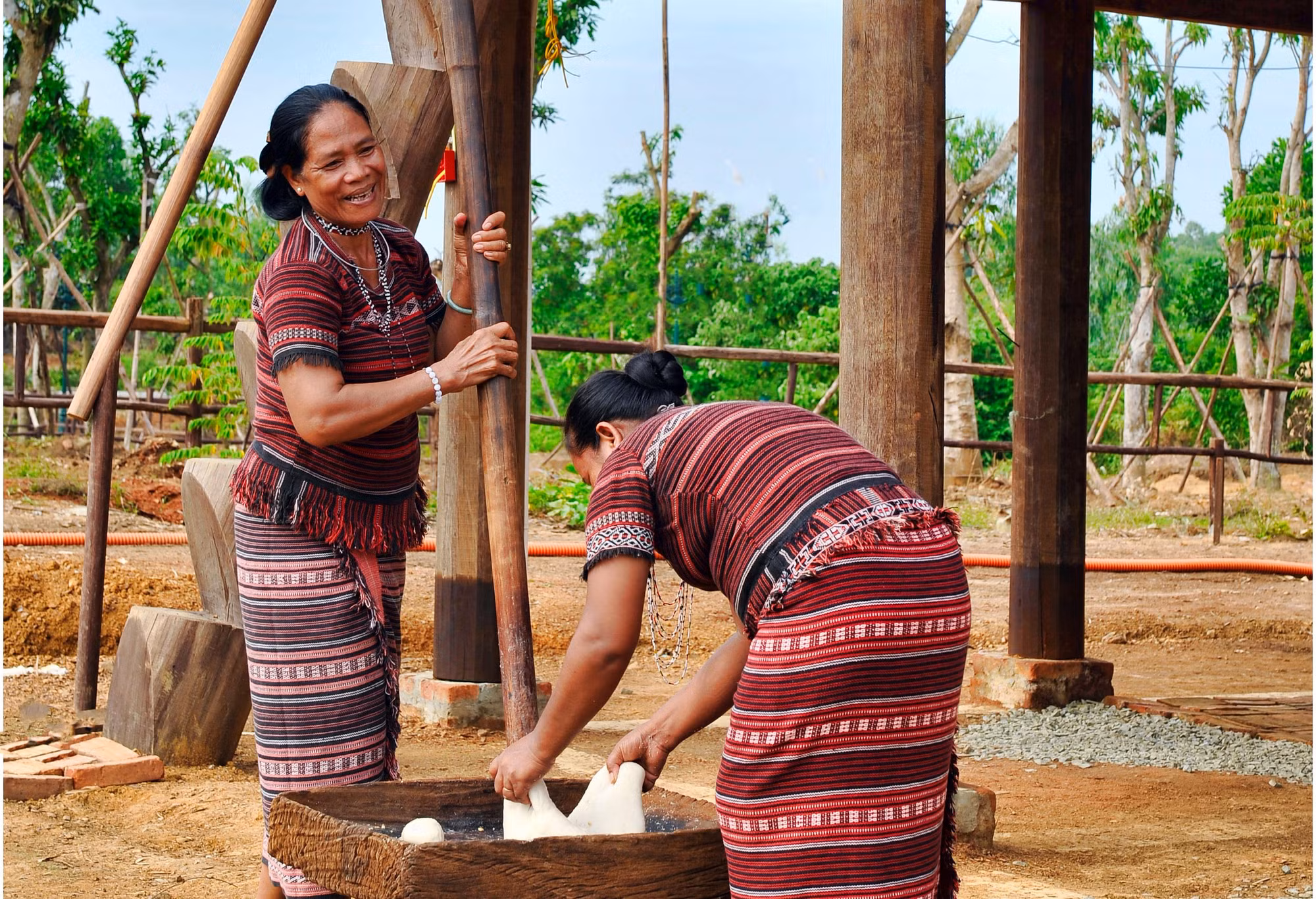 Cách làm bánh truyền thống của người Chơ Ro (Ảnh: THÀNH ĐẠT) Cách làm bánh truyền thống của người Chơ Ro (Ảnh: THÀNH ĐẠT)