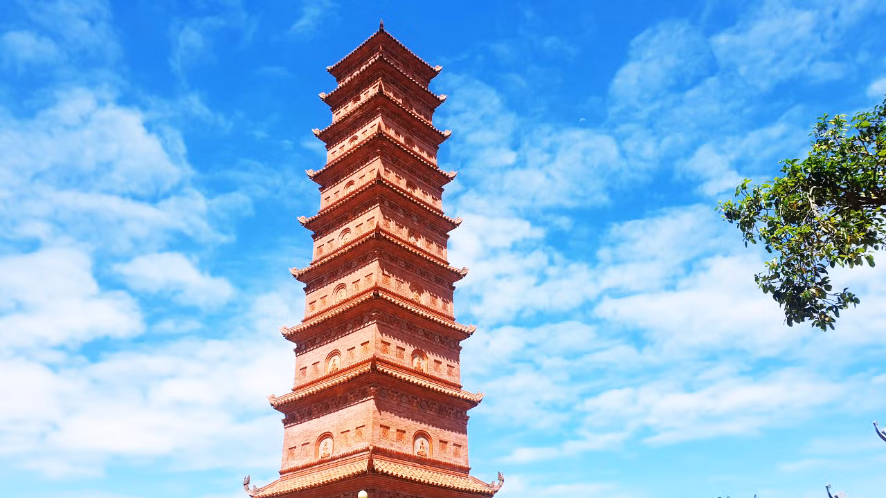 Theo Đại Nam nhất thống chí: Tháp Tường Long có 9 tầng, tháp cao 100 thước (1 thước = 0,45m), dựng trên khu đất rộng 1.000m2. Tháp Tường Long được xây dựng ở ngọn núi cao 126m so với mực nước biển, tháp cao khoảng 45m. Với vị trí này tháp Tường Long được coi là ngôi tháp cao nhất so với các công trình kiến trúc thời bấy giờ. Ngoài mục đích tôn giáo, tháp Tường Long còn có vai trò bảo vệ sự an nguy cho quốc gia, bởi đây là đài quan sát bảo vệ bờ cõi phía Đông Bắc của tổ quốc.