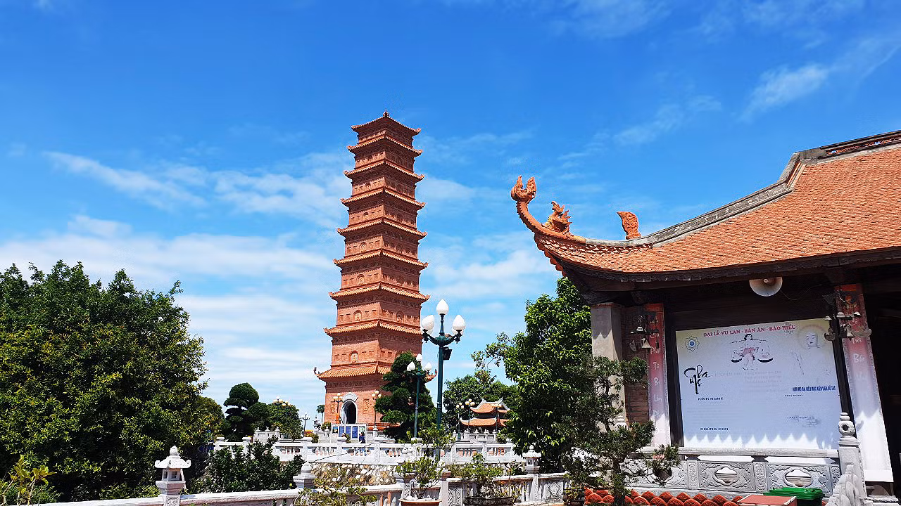 Tháp Tường Long (còn gọi là tháp Đồ Sơn) ngày nay được dựng trên nền móng của tòa tháp được xây từ thế kỷ thứ 11. Được phỏng dựng vào năm 2007, sau 10 năm, công trình kiến trúc Phật giáo này được hoàn thiện, là công trình kỷ niệm một nghìn năm Thăng Long-Hà Nội. Tháp được phỏng dựng trên bãi đất rộng khoảng 2.000m2, thuộc địa phận phường Vạn Sơn, quận Đồ Sơn.
