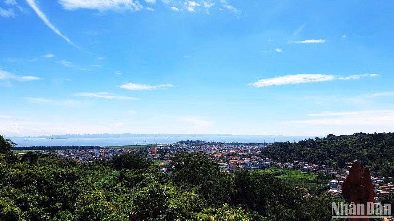 Từ vị trí tháp Tường Long có thể nhìn bao quát vùng biển Đồ Sơn, đồng ruộng xanh tươi, phong cảnh hữu tình của núi và biển cả, thực sự mang tới trải nghiệm tuyệt vời, mang lại cảm giác an yên.