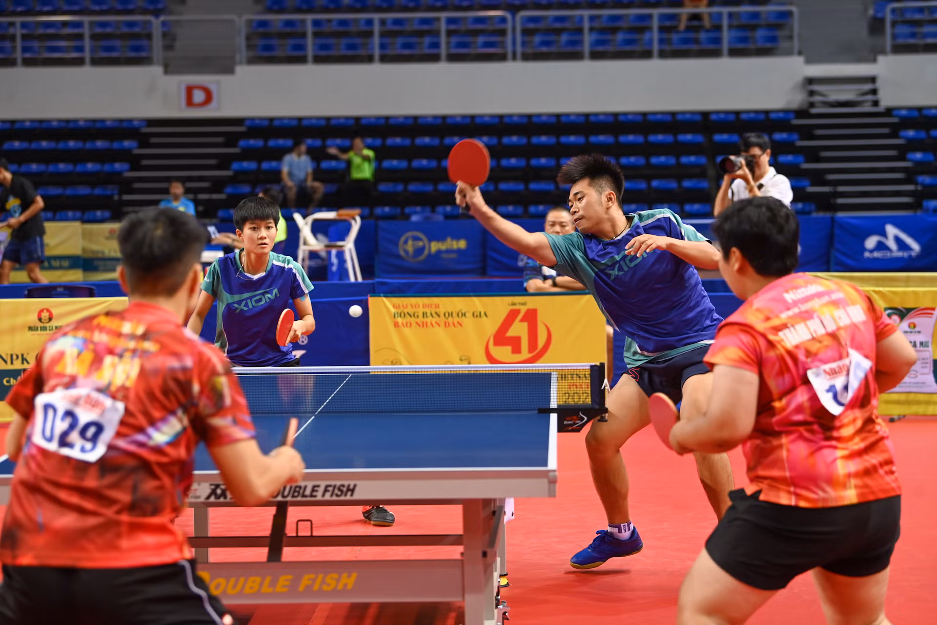 Tại trận chung kết đôi nam nữ, Đức Tuân - Ngọc Lan nhanh chóng giành lợi thế vượt lên dẫn trước 1-0.