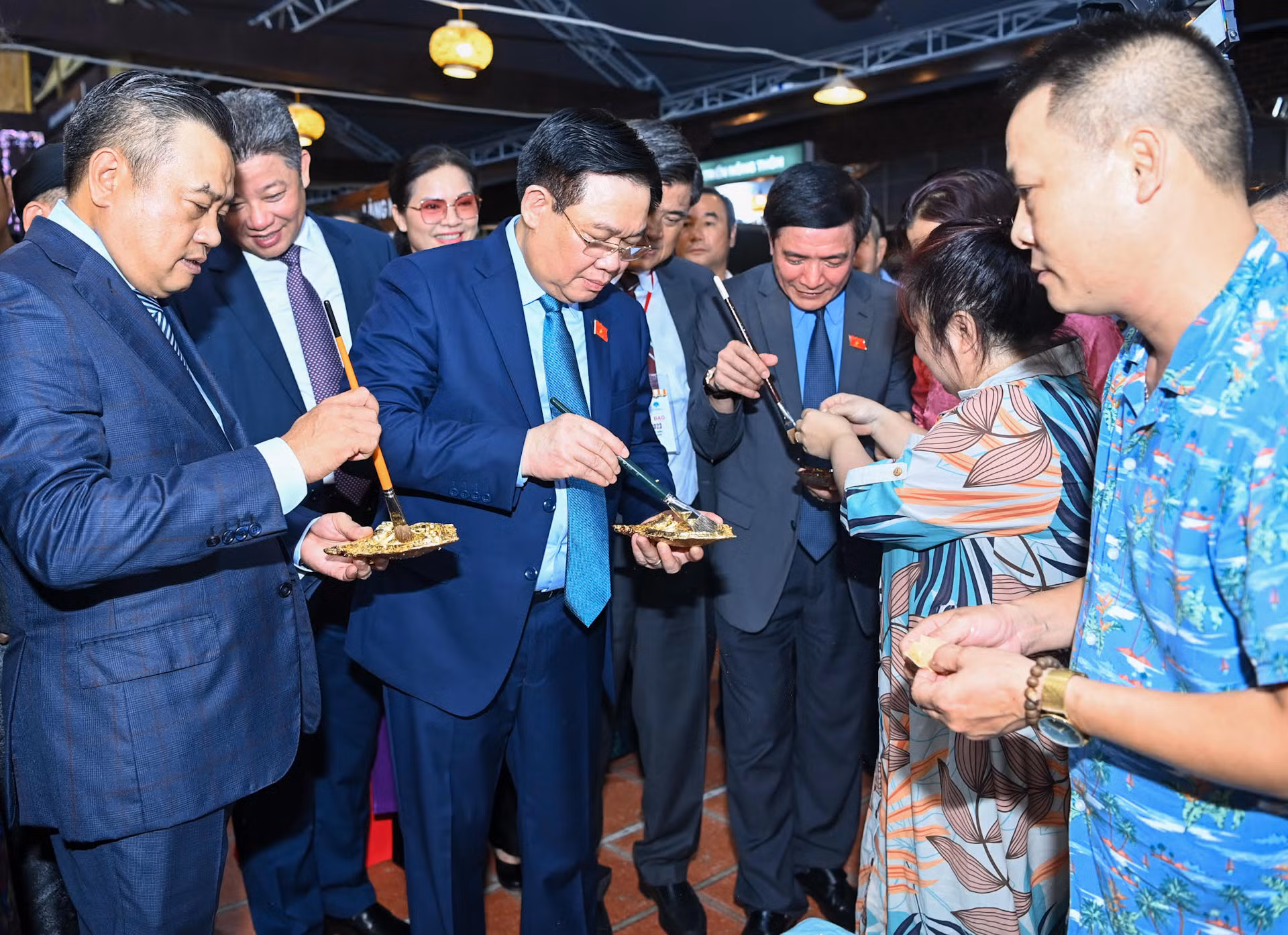 Chủ tịch Quốc hội Vương Đình Huệ tham gia công đoạn dát vàng cùng với các nghệ nhân làng nghề Kiêu Kỵ, huyện Gia Lâm. Chủ tịch Quốc hội Vương Đình Huệ tham gia công đoạn dát vàng cùng với các nghệ nhân làng nghề Kiêu Kỵ, huyện Gia Lâm.