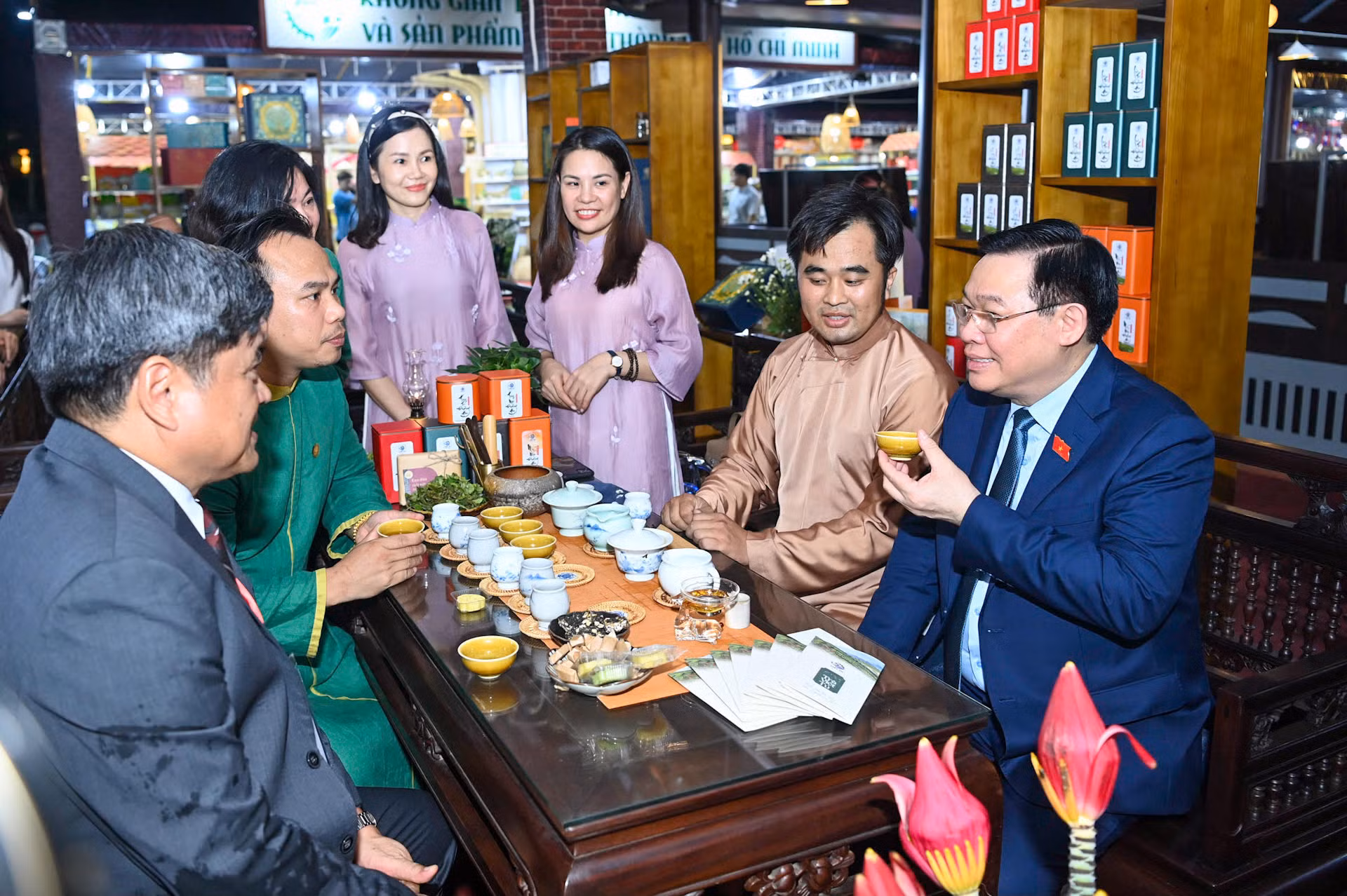 Chủ tịch Quốc hội Vương Đình Huệ thưởng trà tại khu trưng bày các sản phẩm tại Festival. Chủ tịch Quốc hội Vương Đình Huệ thưởng trà tại khu trưng bày các sản phẩm tại Festival.
