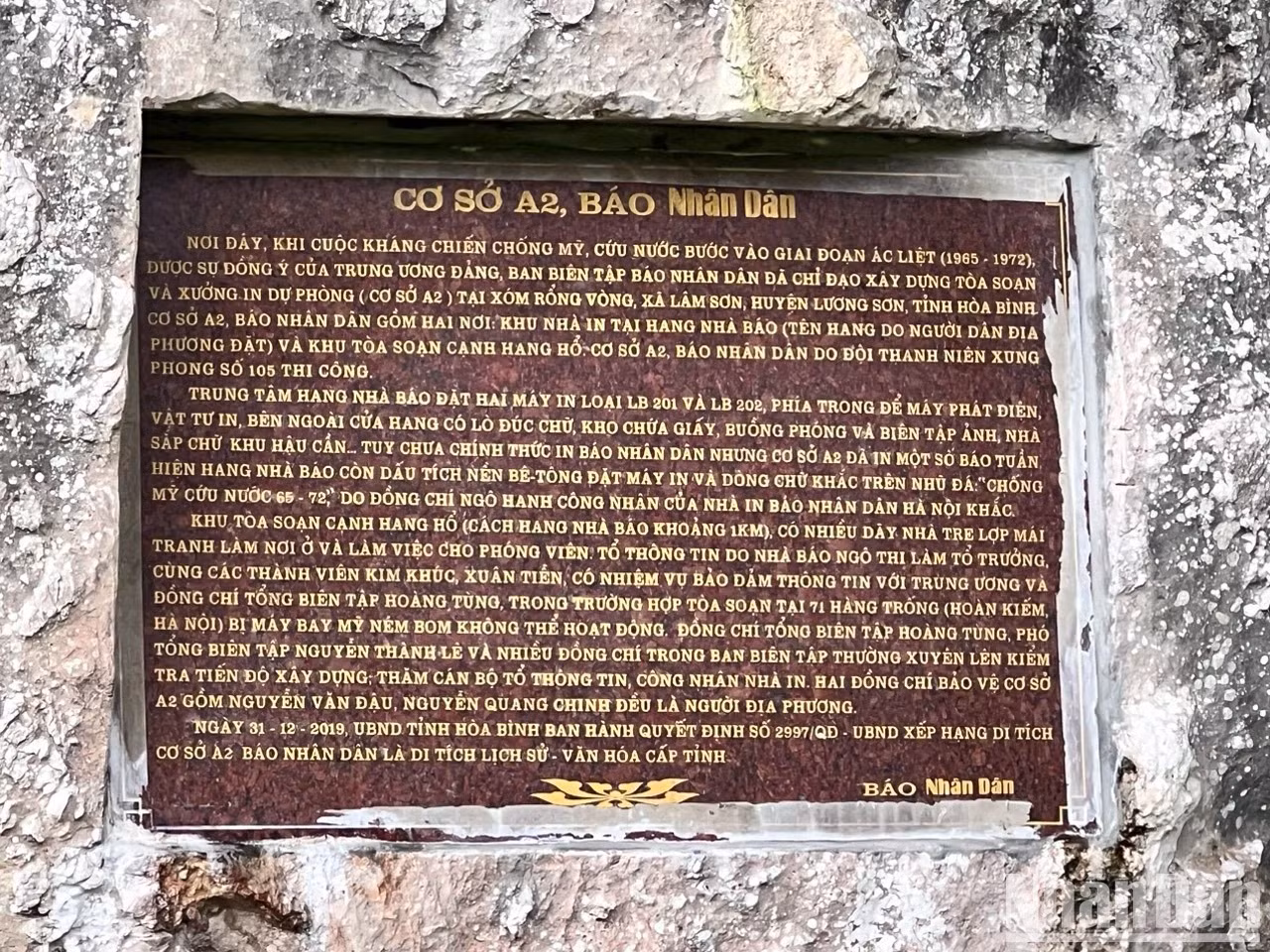 Biển di tích: “Cơ sở A2, Báo Nhân Dân” được gắn bên ngoài cửa hang Nhà báo.