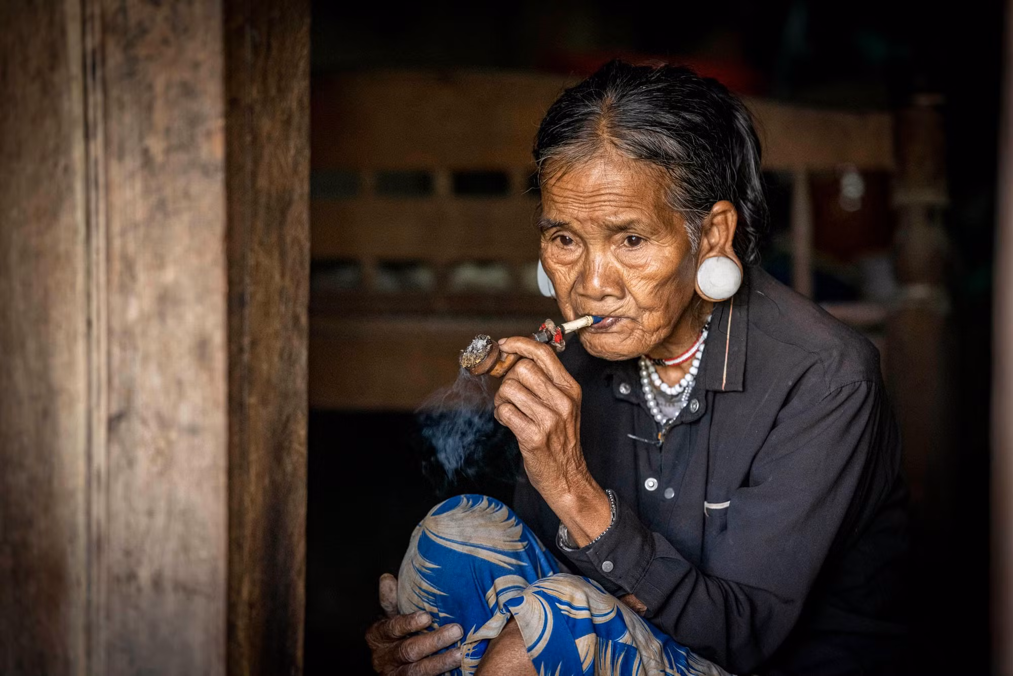 Người già Brâu vẫn giữ tục căng tai và hút thuốc bằng tẩu (Ảnh: THÀNH ĐẠT) Người già Brâu vẫn giữ tục căng tai và hút thuốc bằng tẩu (Ảnh: THÀNH ĐẠT)