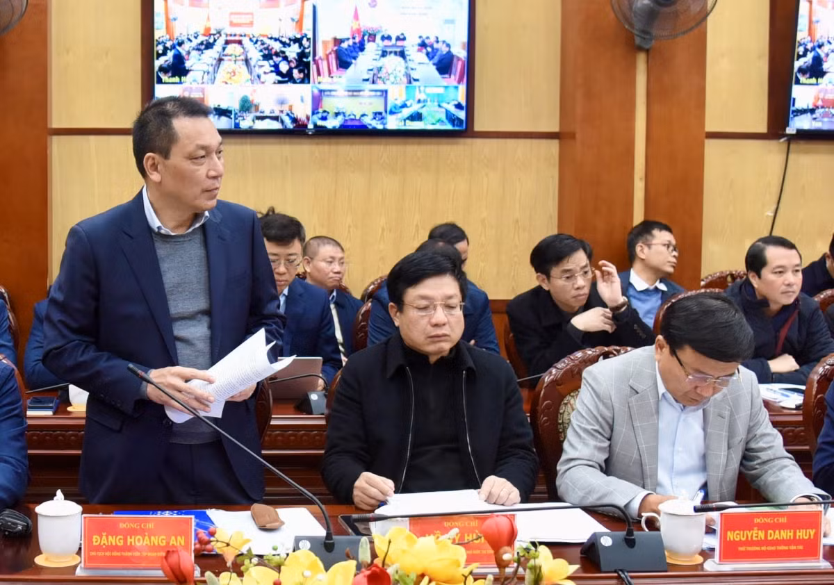 Chủ tịch Hội đồng Thành viên Tập đoàn Điện lực Việt Nam (EVN) Đặng Hoàng An báo cáo Thủ tướng tại hội nghị. Chủ tịch Hội đồng Thành viên Tập đoàn Điện lực Việt Nam (EVN) Đặng Hoàng An báo cáo Thủ tướng tại hội nghị.