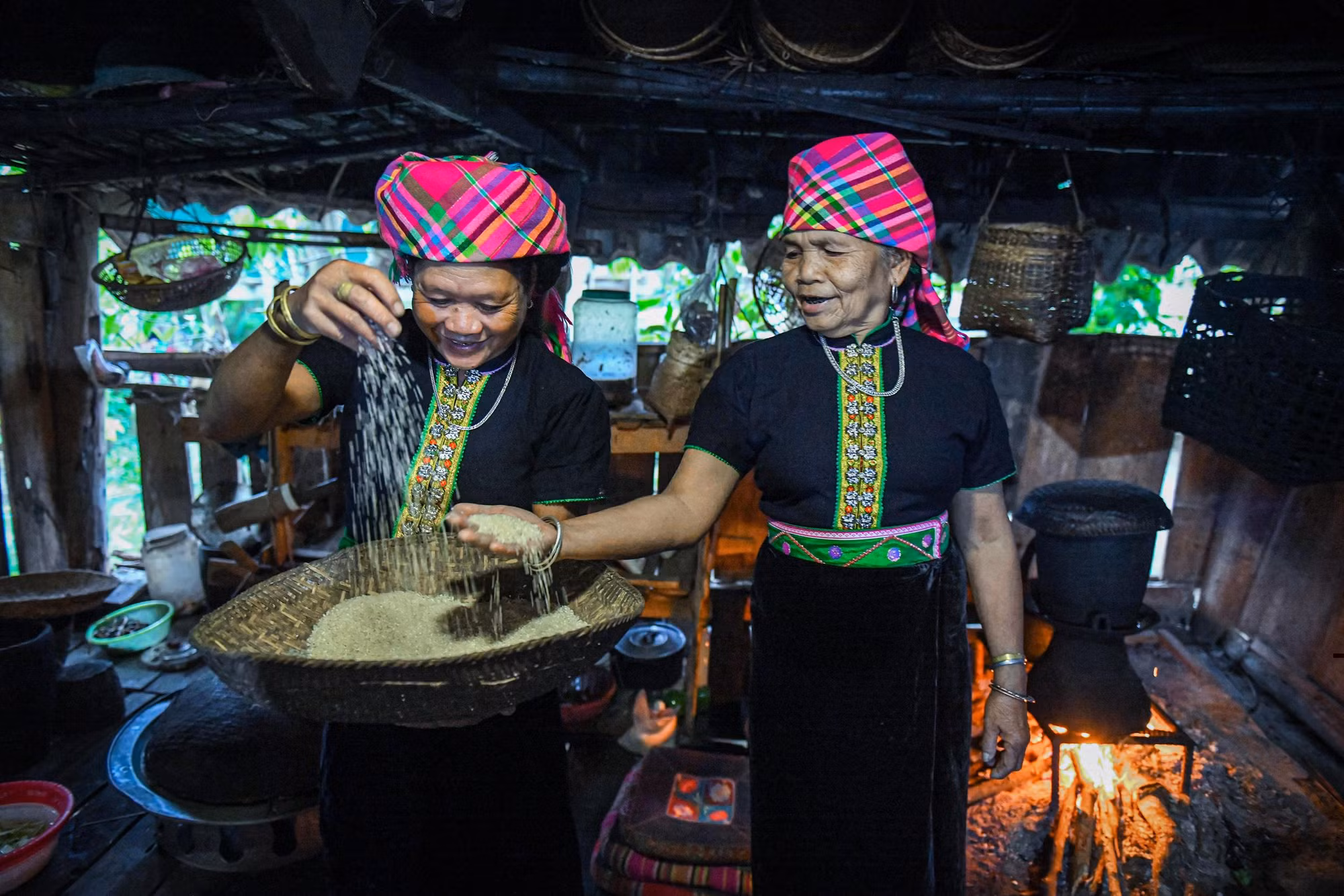Xôi là món ăn chính của người Khơ Mú. Trong ảnh: Chuẩn bị gạo để thổi xôi (Ảnh: THÀNH ĐẠT)