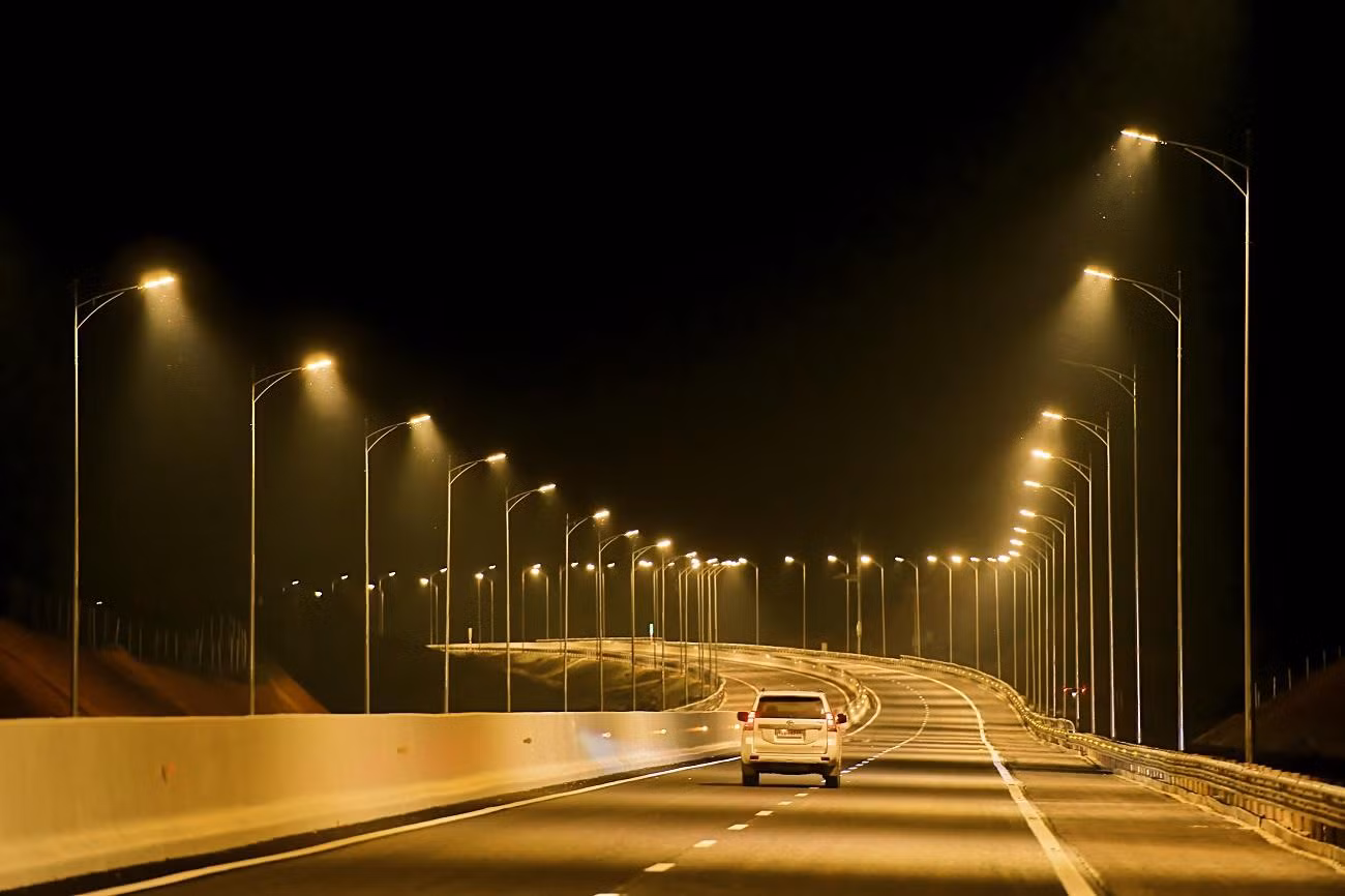Đây cũng là một trong số ít các tuyến cao tốc trên thế giới được đầu tư hệ thống chiếu sáng đồng bộ trên toàn tuyến. Trong đêm, cung đường uốn lượn như một dải lụa vàng giữa vùng non nước Đông Bắc sơn thủy hữu tình.