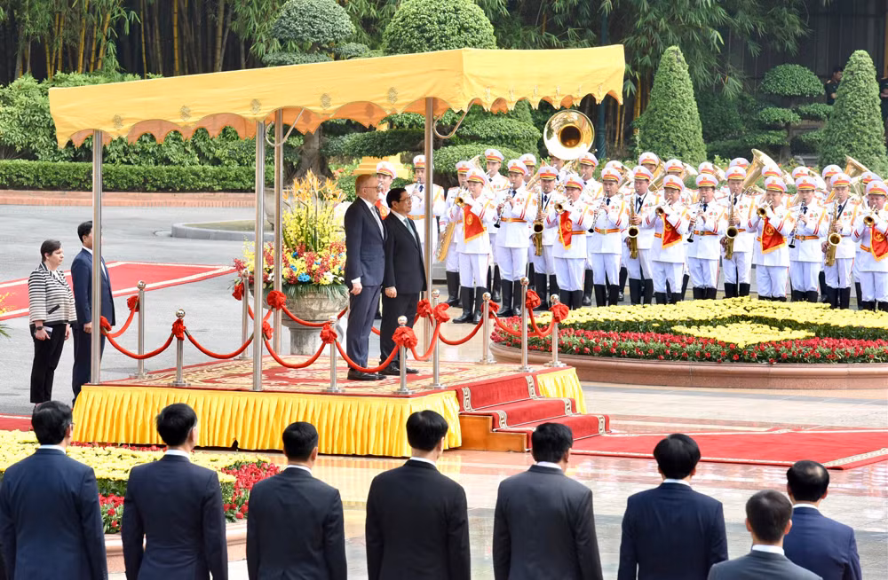 Thủ tướng Phạm Minh Chính và Thủ tướng Australia Anthony Albanese thực hiện nghi lễ chào cờ hai nước. Thủ tướng Phạm Minh Chính và Thủ tướng Australia Anthony Albanese thực hiện nghi lễ chào cờ hai nước.