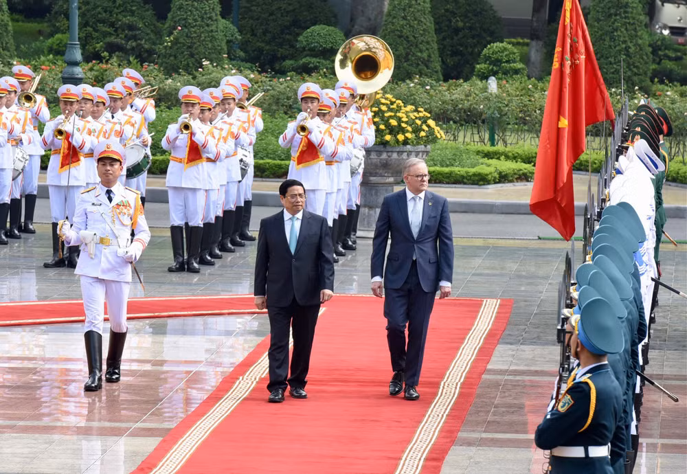 Thủ tướng Phạm Minh Chính và Thủ tướng Australia Anthony Albanese duyệt Đội danh dự Quân đội nhân dân Việt Nam. Thủ tướng Phạm Minh Chính và Thủ tướng Australia Anthony Albanese duyệt Đội danh dự Quân đội nhân dân Việt Nam.
