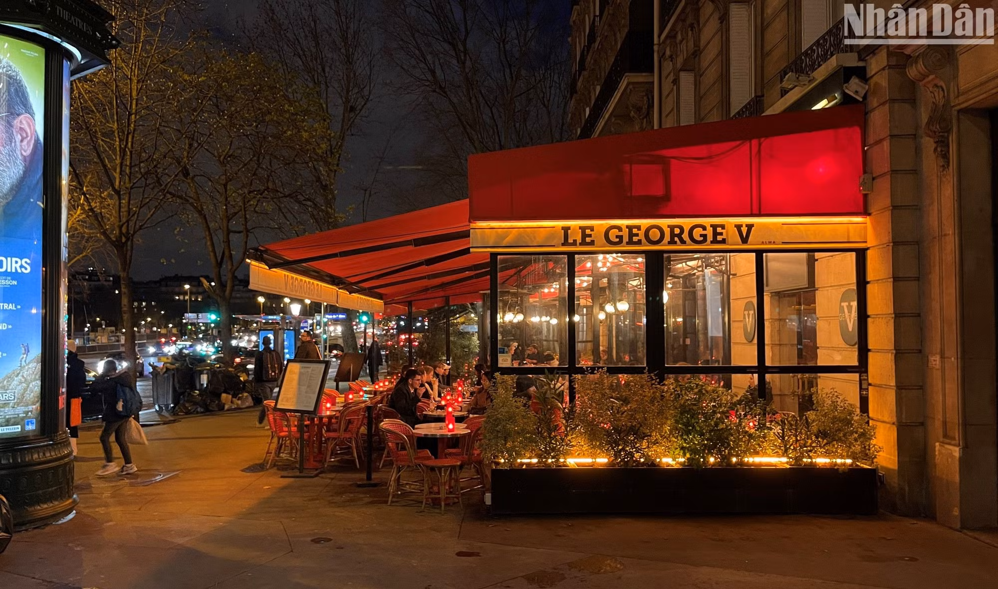Chính quyền Paris cho phép các cửa hàng được mở thêm phần bạt ra phía ngoài, khách chỉ ngồi trong khu vực vỉa hè có bạt che. (Ảnh: MINH DUY) Chính quyền Paris cho phép các cửa hàng được mở thêm phần bạt ra phía ngoài, khách chỉ ngồi trong khu vực vỉa hè có bạt che. (Ảnh: MINH DUY)