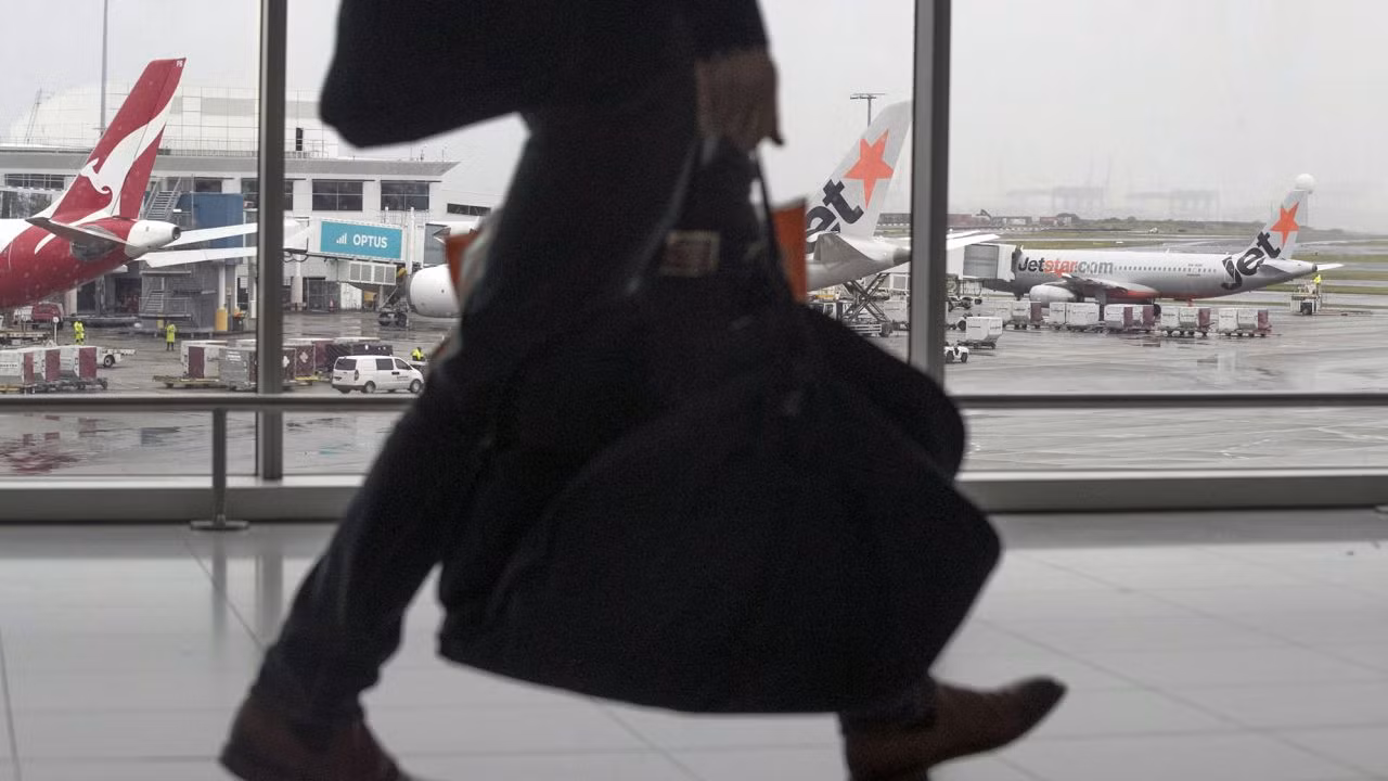 Máy bay của Qantas và Jetstar trên đường băng tại sân bay Sydney vào tháng 7/2022. Hai hãng đã công bố giảm giá hơn 1 triệu ghế trong năm nay. (Ảnh: Getty Image/CNN)