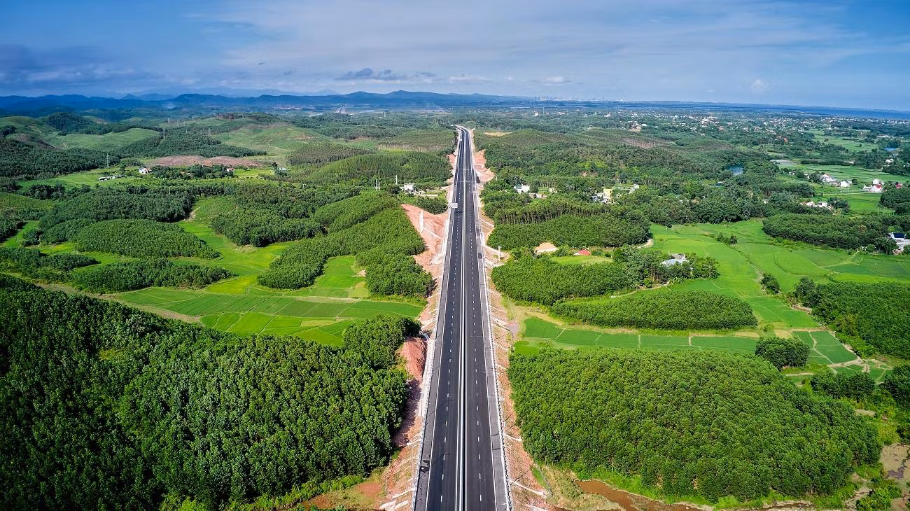 Với chiều dài hơn 80 km, cao tốc Vân Đồn - Móng Cái được chia thành 2 dự án độc lập: tuyến Vân Đồn - Tiên Yên dài 16 km có tổng mức đầu tư 3.658 tỷ đồng được triển khai theo hình thức đầu tư công; tuyến Tiên Yên - Móng Cái dài 64 km có tổng vốn đầu tư 9.113 tỷ đồng được triển khai theo phương thức đối tác công tư (PPP), do Tập đoàn Sun Group làm chủ đầu tư.