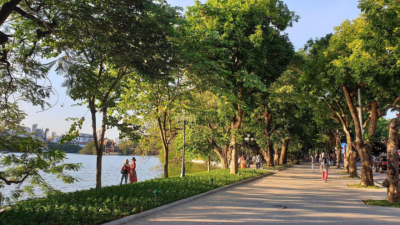 Không gian xanh mướt quanh hồ Gươm khi thu về. (Ảnh: TRANG LINH)
