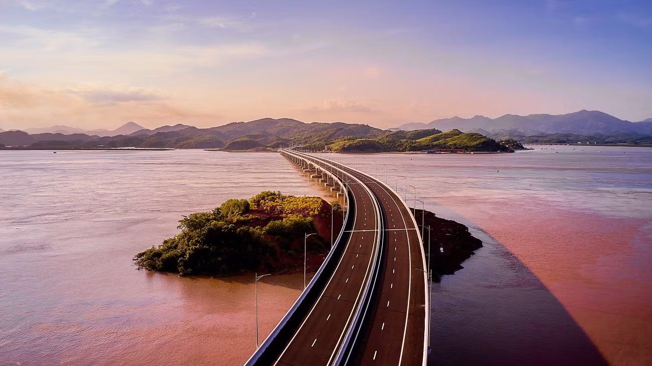 Công trình hoàn thành sẽ kết nối đồng bộ với cao tốc Vân Đồn - Hạ Long - Hải Phòng - Hà Nội - Lào Cai đang được khai thác, tạo thành tuyến cao tốc dài nhất Việt Nam với gần 600 km, đi qua các trung tâm kinh tế lớn nhất miền bắc.