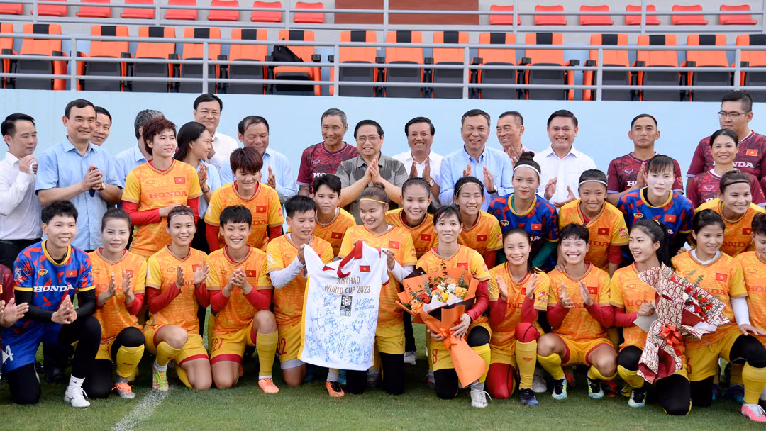 Thủ tướng Phạm Minh Chính chụp ảnh lưu niệm với toàn thể Đội tuyển bóng đá nữ Việt Nam. Thủ tướng Phạm Minh Chính chụp ảnh lưu niệm với toàn thể Đội tuyển bóng đá nữ Việt Nam.