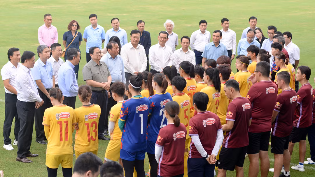 Thủ tướng Phạm Minh Chính nói chuyện thân mật, động viên Ban huấn luyện, Đội tuyển bóng đá nữ Việt Nam trước khi xuất quân lên đường tham dự World Cup 2023. Thủ tướng Phạm Minh Chính nói chuyện thân mật, động viên Ban huấn luyện, Đội tuyển bóng đá nữ Việt Nam trước khi xuất quân lên đường tham dự World Cup 2023.