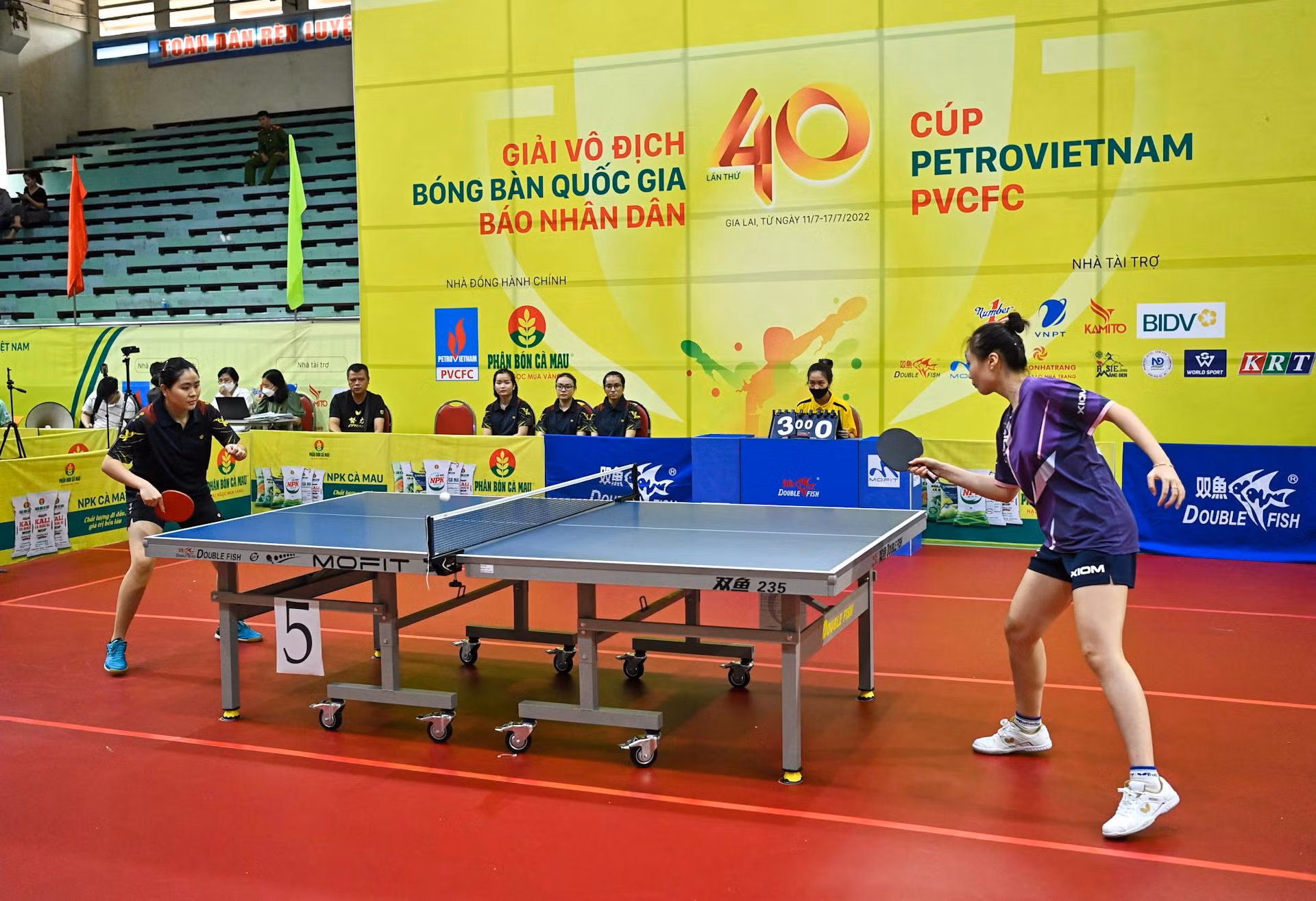 Trận đấu thú vị giữa hai hoa khôi của bóng bàn Việt Nam là Chung Thị Mỹ Huyền (Tây Ninh) và Nguyễn Thị Mai Phương (Long Hải-Hải Dương) tại nội dung đồng đội nữ.