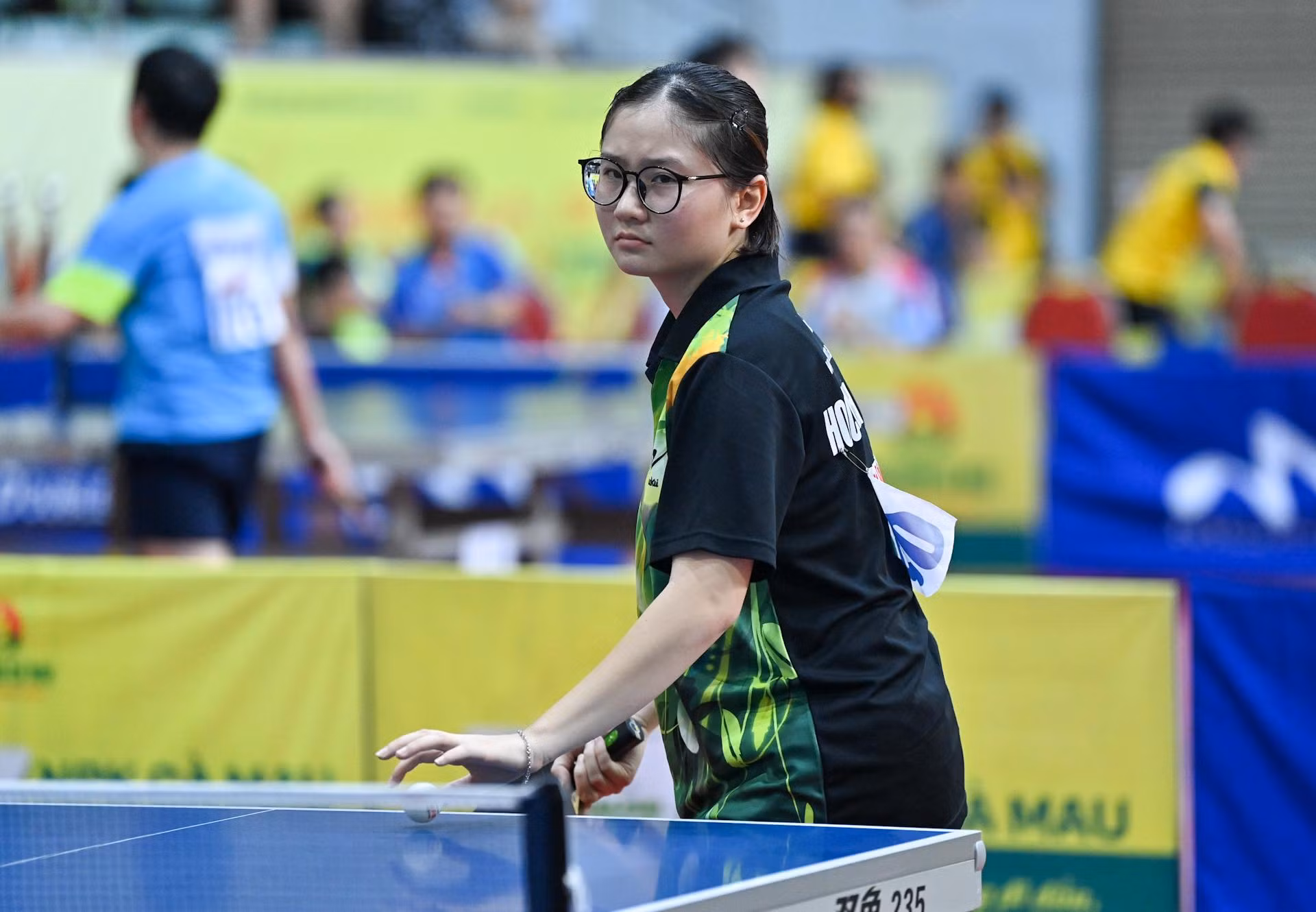 Vận động viên Xuân Mai (TP Hồ Chí Minh) quan sát đối thủ trước khi chuẩn bị giao bóng.