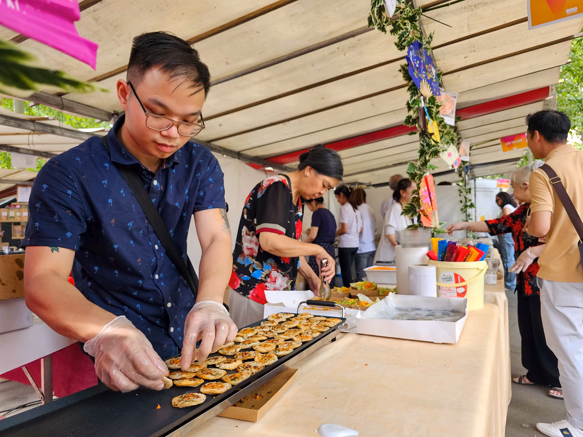Hội chợ quy tụ hơn 20 gian hàng ẩm thực là những nhà hàng, quán nước, hệ thống nhà phân phối đã rất quen thuộc với đời sống cộng đồng người Việt ở Pháp, đem tới cho du khách những trải nghiệm ẩm thực độc đáo nhất. (Ảnh: MINH DUY) Hội chợ quy tụ hơn 20 gian hàng ẩm thực là những nhà hàng, quán nước, hệ thống nhà phân phối đã rất quen thuộc với đời sống cộng đồng người Việt ở Pháp, đem tới cho du khách những trải nghiệm ẩm thực độc đáo nhất. (Ảnh: MINH DUY)
