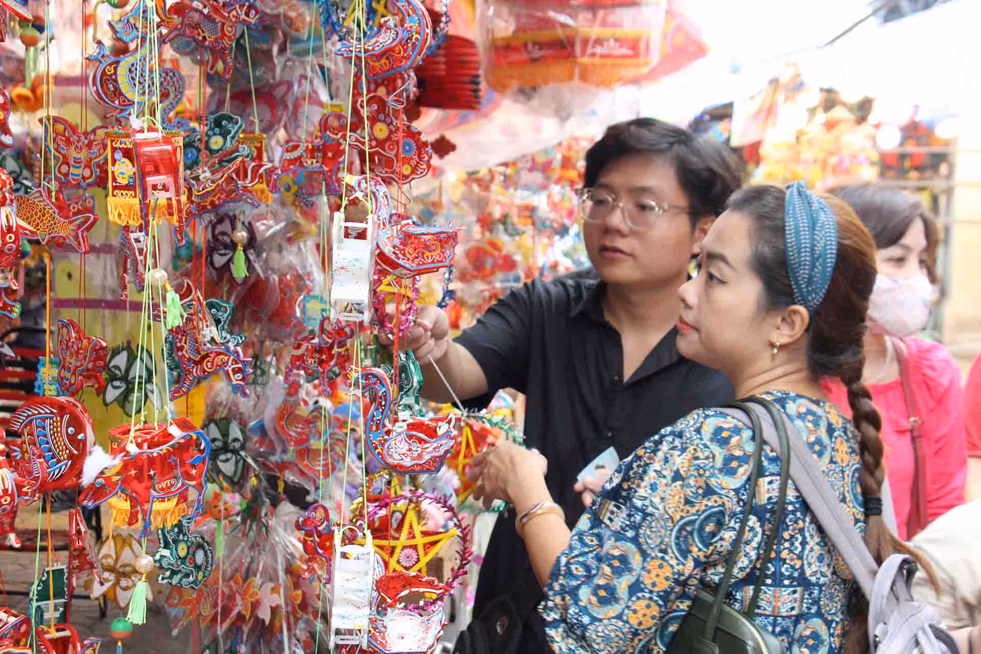 Lồng đèn được bán trên tuyến đường này cũng hơn 50 năm, đã trở thành ký ức của nhiều người dân. Vì vậy, cứ mỗi dịp Trung thu nơi đây trở thành điểm đến hấp dẫn không chỉ của trẻ em, du khách mà còn của tất cả những người dân tại Thành phố Hồ Chí Minh.