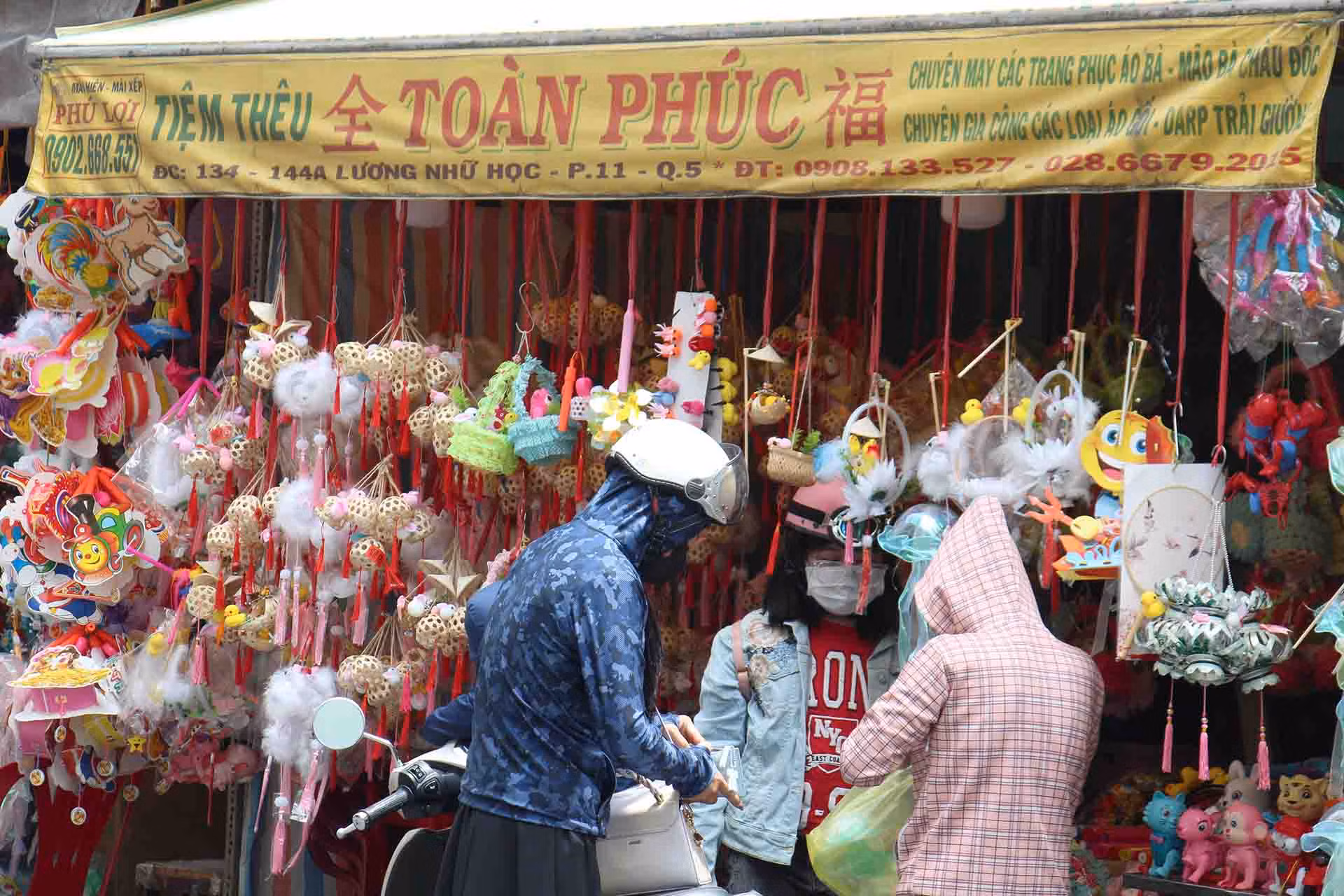 Theo các tiểu thương tại đây, hoạt động trưng bày, buôn bán, tham quan ở tuyến đường Lương Nhữ Học diễn ra từ ngày 1/7 đến 15/8 Âm lịch.