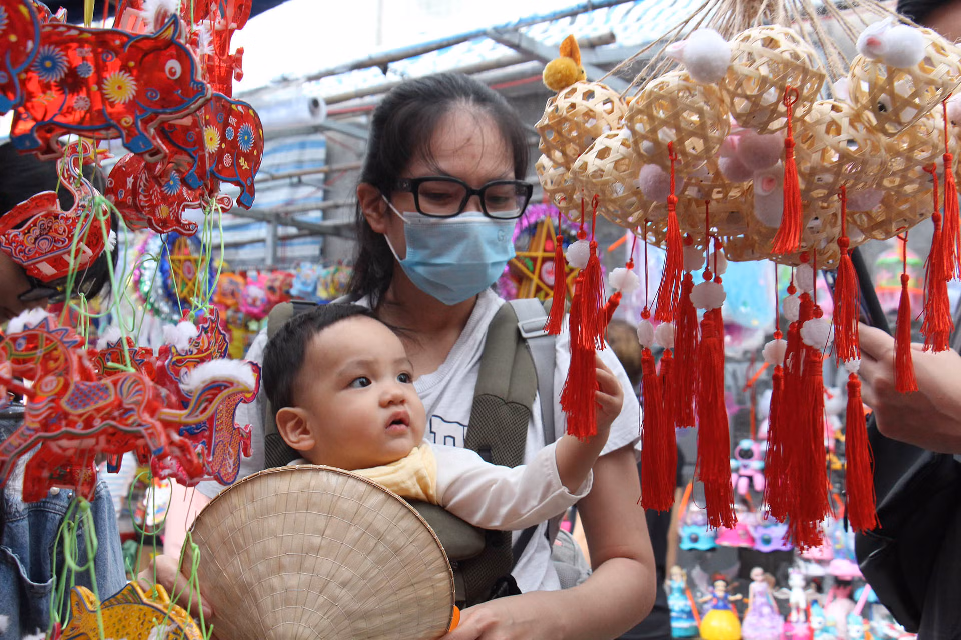 Không chỉ các bạn trẻ, đường lồng đèn Lương Nhữ Học cũng là nơi nhiều gia đình chọn để tới tham quan và mua sắm đèn cho con, cháu của mình.