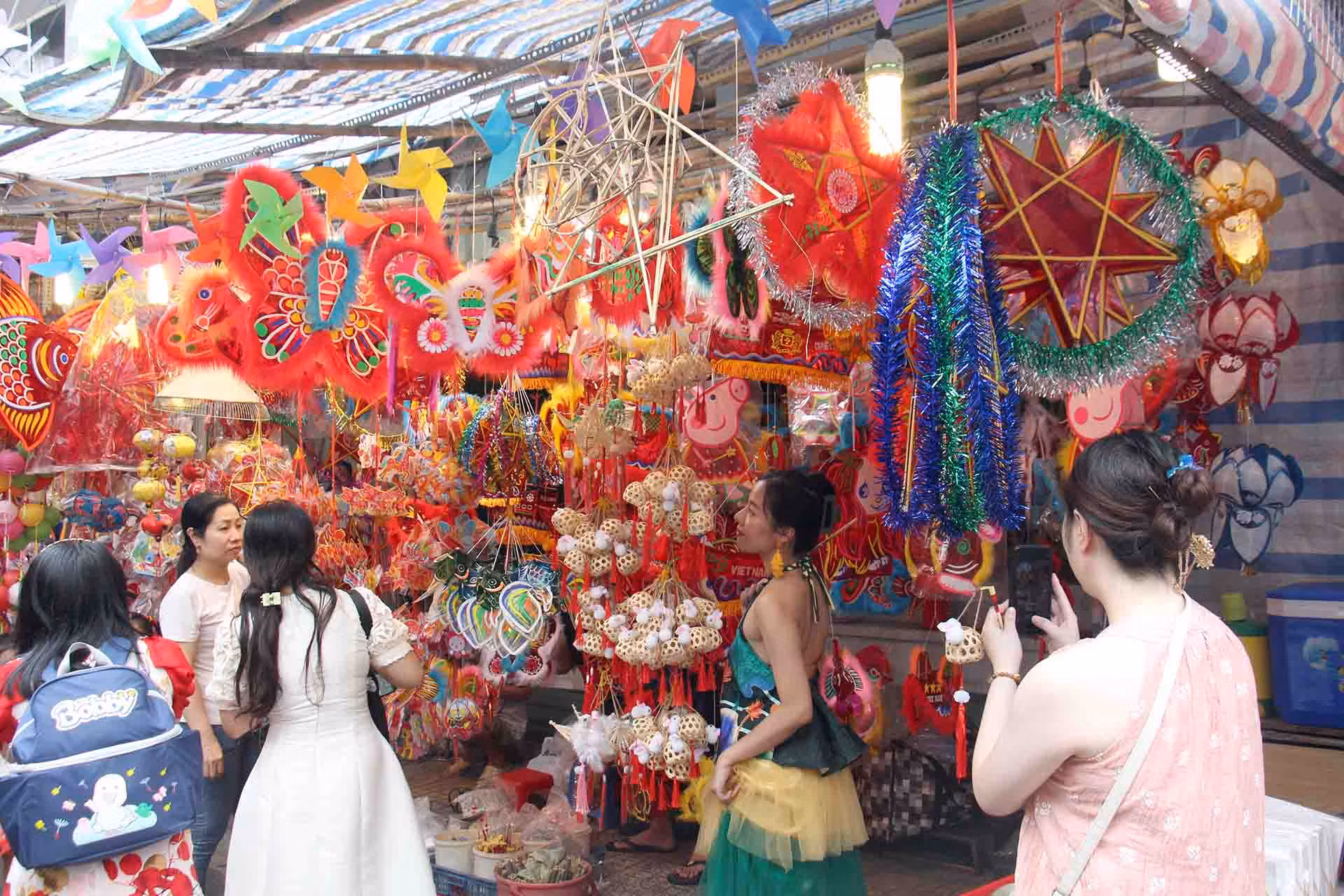 Chị Kiều Hương (sống tại quận 6) chia sẻ: "Tôi rất thích không khí Trung thu tại đường Lương Nhữ Học nên mỗi năm gần ngày này tôi sẽ rủ các bạn ra đây để vui chơi, mua sắm và chụp ảnh.