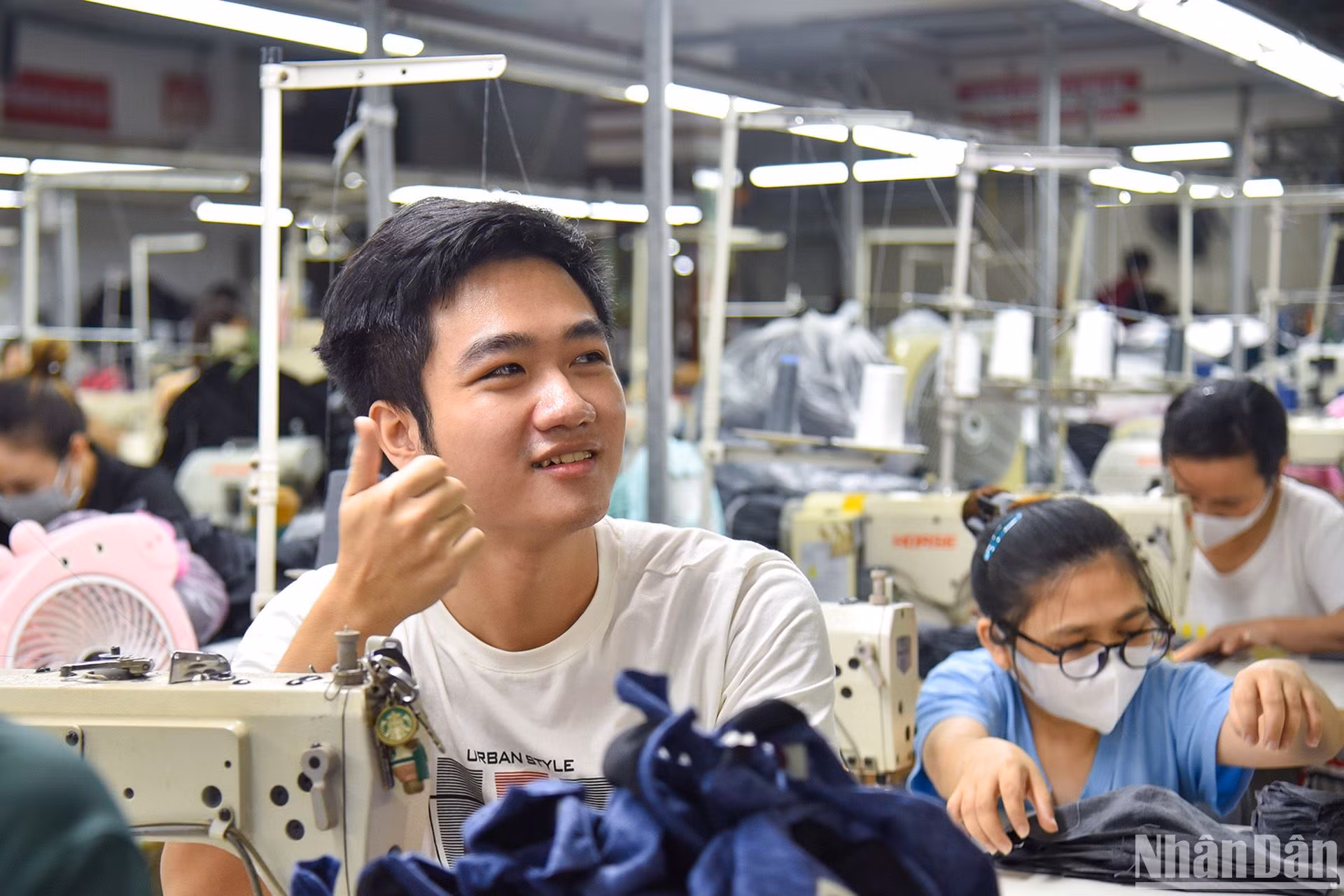 Chàng trai Thái Ngọc Lâm (bị điếc), 22 tuổi thích thú với môi trường làm việc tại xưởng may.