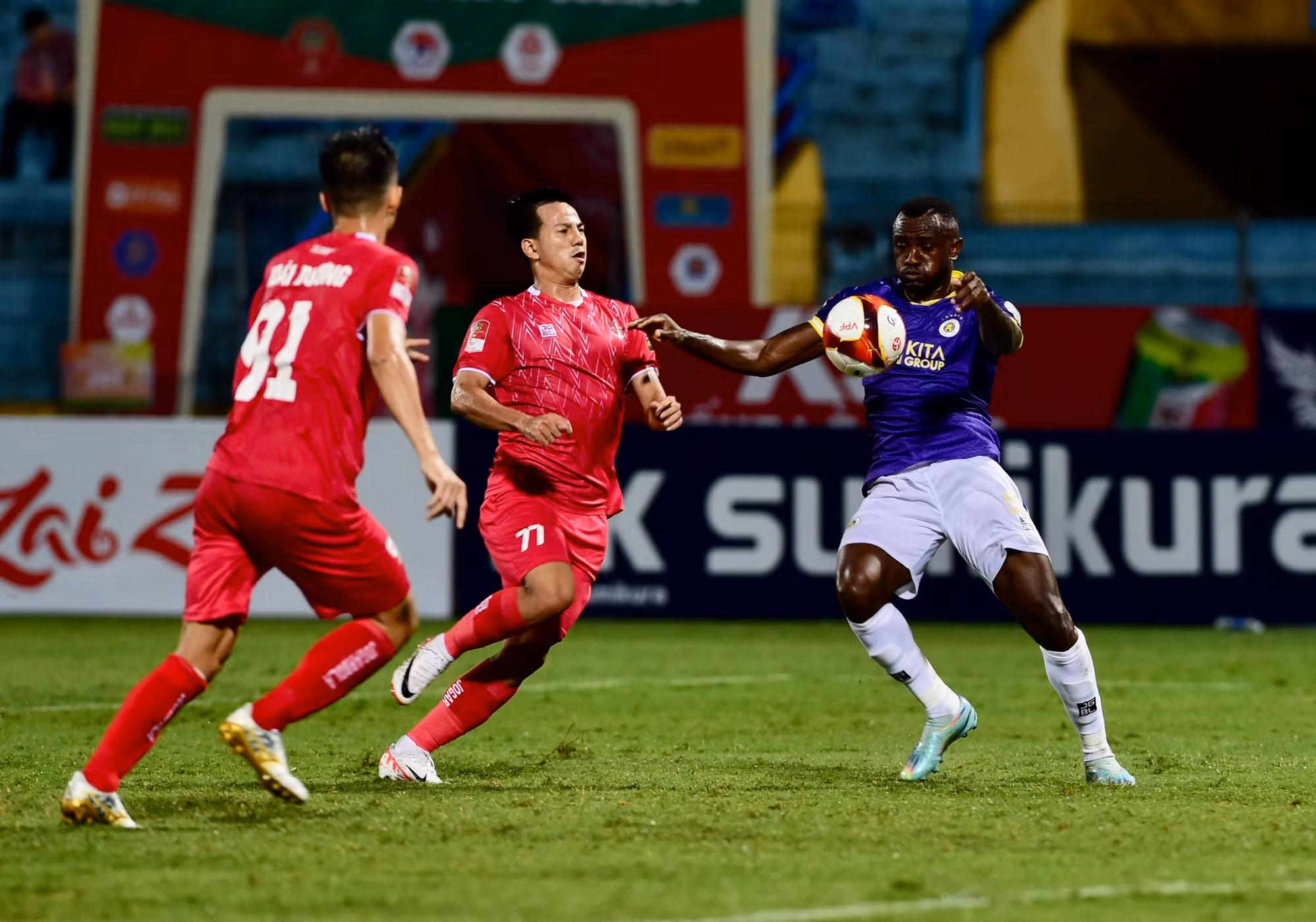 Tagueu ghi hai bàn cho đội Hà Nội FC. Tagueu ghi hai bàn cho đội Hà Nội FC.