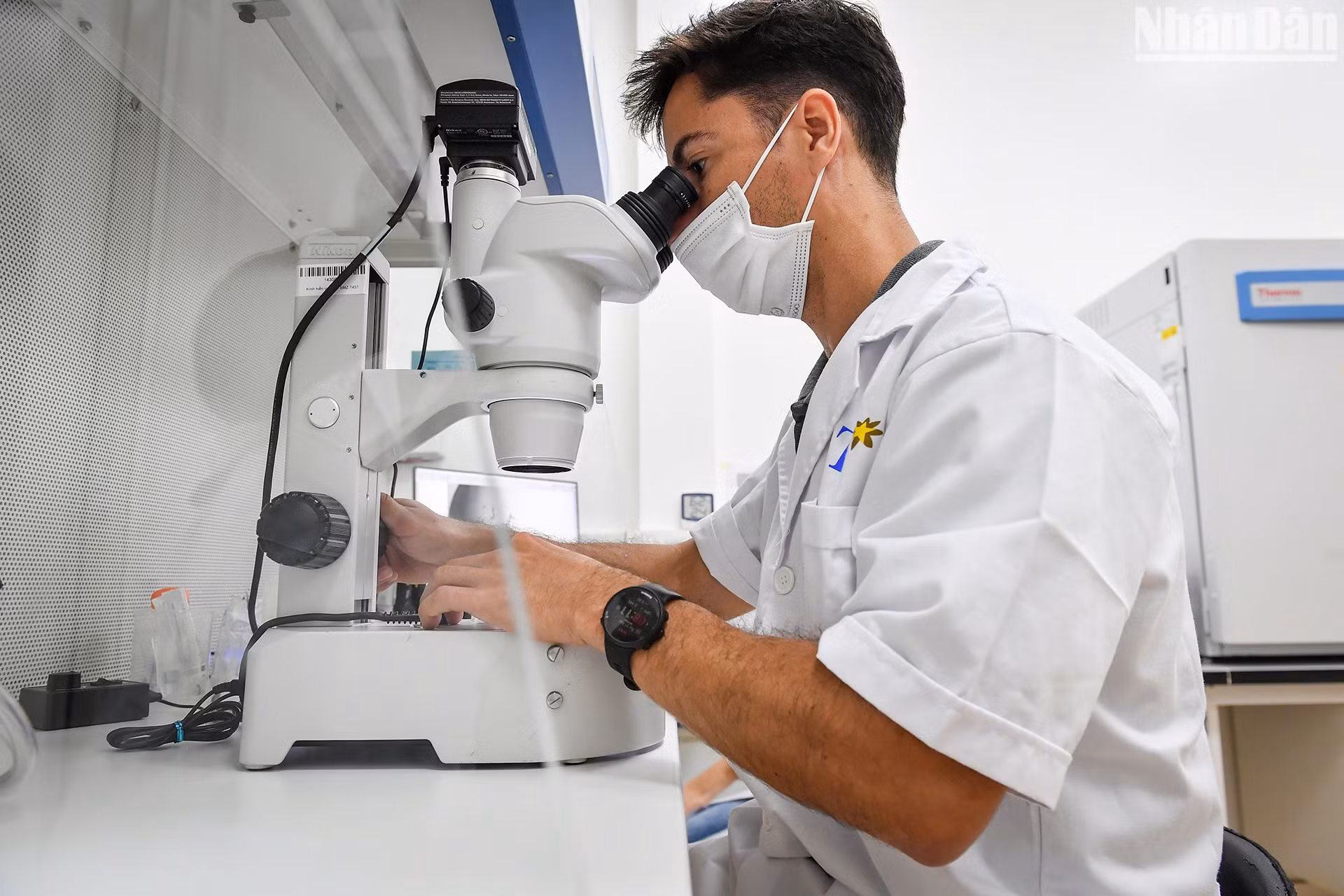 Chuyên gia Rafael Cardoso thao tác trong phòng thí nghiệm IVF của Tập đoàn TH. Chuyên gia Rafael Cardoso thao tác trong phòng thí nghiệm IVF của Tập đoàn TH.