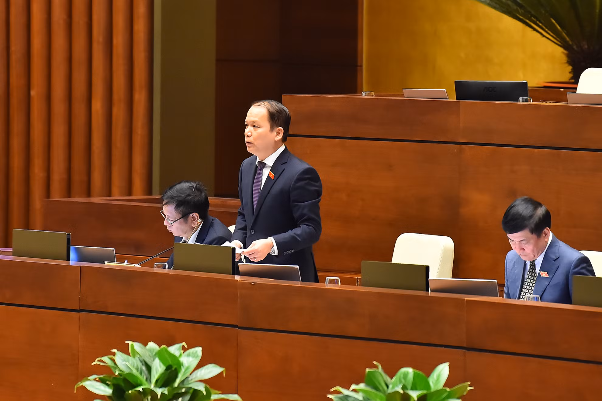 Ủy viên Ủy ban Thường vụ Quốc hội, Chủ nhiệm Ủy ban Pháp luật của Quốc hội Hoàng Thanh Tùng phát biểu giải trình, làm rõ một số vấn đề các đại biểu Quốc hội nêu về dự án Luật Nhà ở (sửa đổi). Ủy viên Ủy ban Thường vụ Quốc hội, Chủ nhiệm Ủy ban Pháp luật của Quốc hội Hoàng Thanh Tùng phát biểu giải trình, làm rõ một số vấn đề các đại biểu Quốc hội nêu về dự án Luật Nhà ở (sửa đổi).