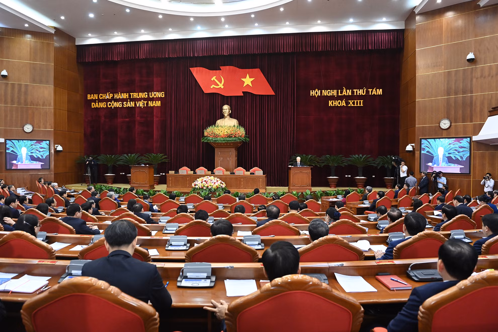Sau 7 ngày làm việc khẩn trương, nghiêm túc, Hội nghị lần thứ 8 Ban Chấp hành Trung ương Đảng khoá XIII đã hoàn thành toàn bộ nội dung, chương trình đề ra. Sau 7 ngày làm việc khẩn trương, nghiêm túc, Hội nghị lần thứ 8 Ban Chấp hành Trung ương Đảng khoá XIII đã hoàn thành toàn bộ nội dung, chương trình đề ra.