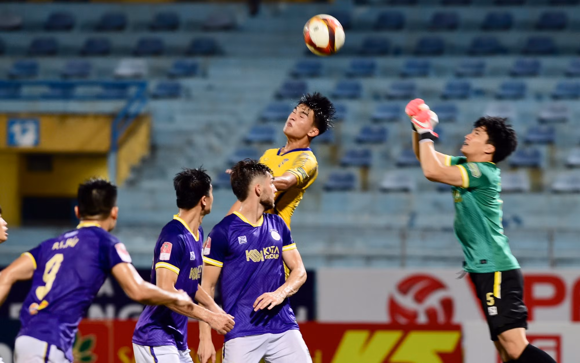 Có rất ít các tình huống nguy hiểm trước thủ môn Văn Hoàng.