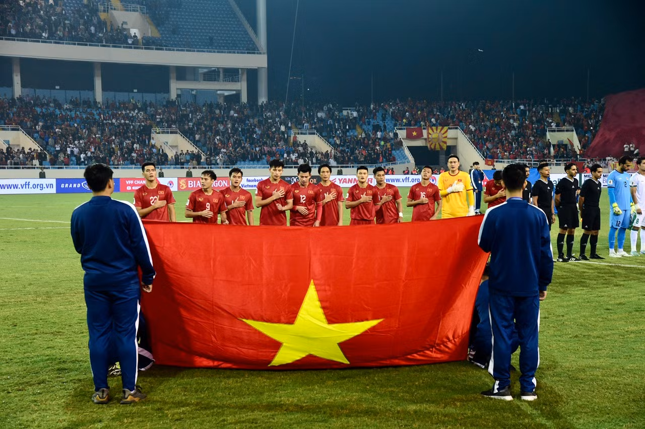 Đội hình xuất phát đội tuyển Việt Nam chào cờ. Đội hình xuất phát đội tuyển Việt Nam chào cờ.
