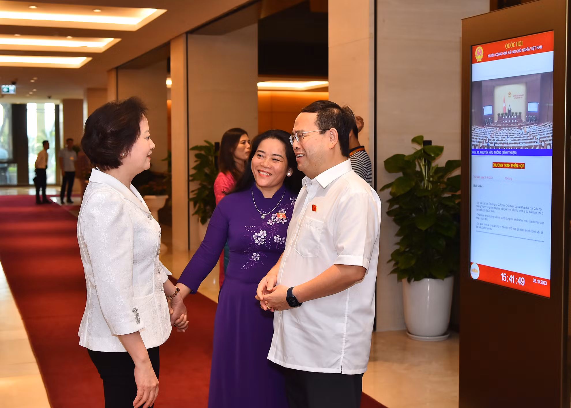 Các đại biểu Quốc hội trao đổi bên lề phiên họp ngày 26/10. Các đại biểu Quốc hội trao đổi bên lề phiên họp ngày 26/10.