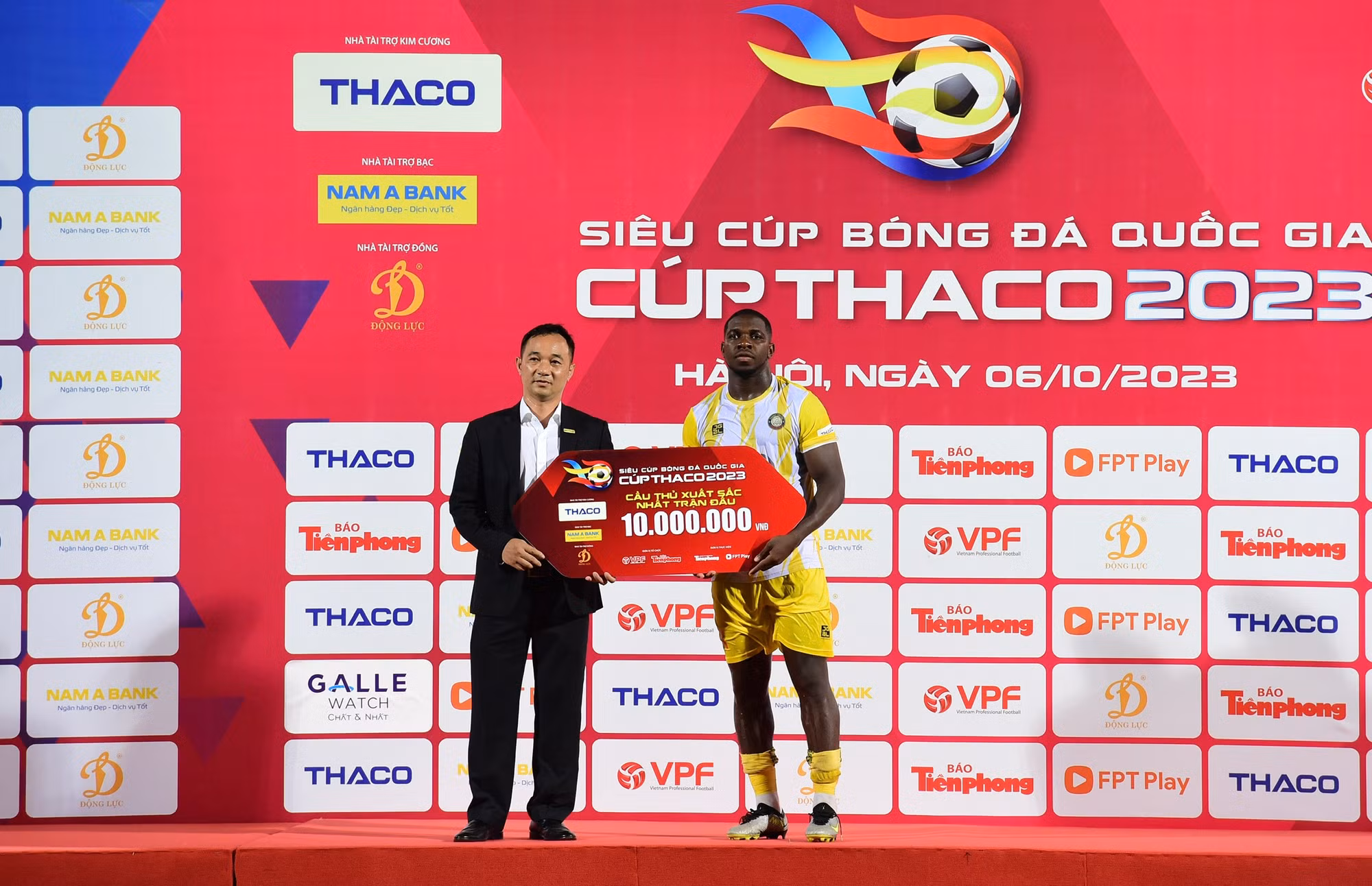 Ban Tổ chức trao giải Cầu thủ xuất sắc nhất trận đấu cho Rimario. Ban Tổ chức trao giải Cầu thủ xuất sắc nhất trận đấu cho Rimario.