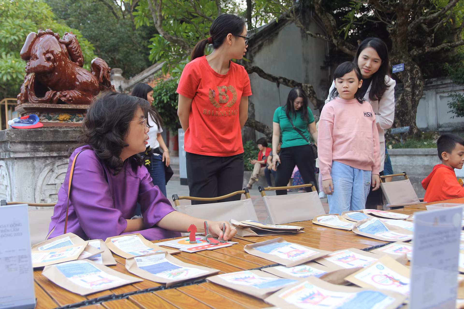 Nhiều trẻ nhỏ thích thú với các sản phẩm của Vụn Art. Nhiều trẻ nhỏ thích thú với các sản phẩm của Vụn Art.