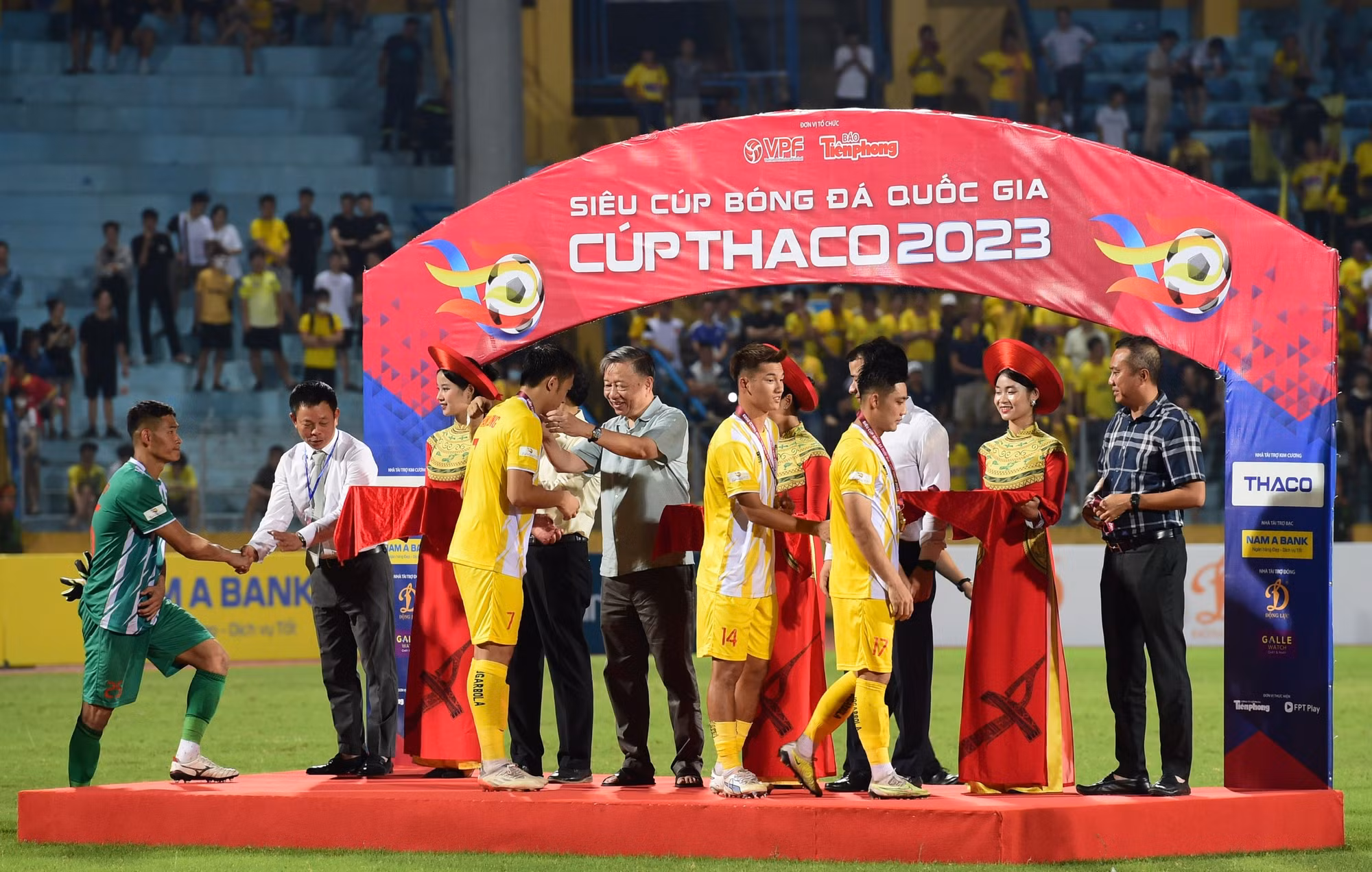 Ban Tổ chức trao huy chương cho các cầu thủ đội Đông Á Thanh Hoá. Ban Tổ chức trao huy chương cho các cầu thủ đội Đông Á Thanh Hoá.