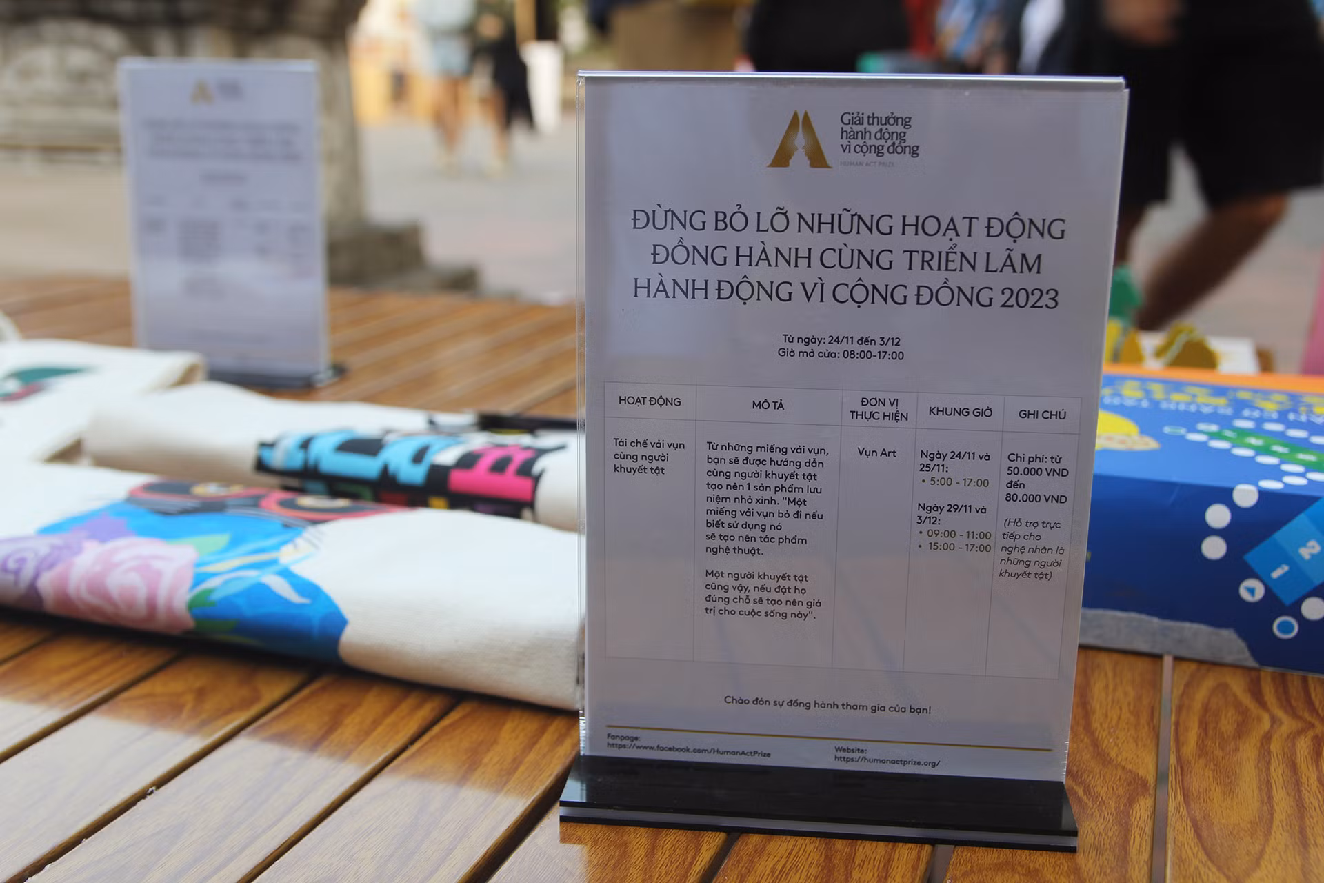 Từ những miếng vải vụn, người tham gia sẽ được hướng dẫn cùng người khuyết tật tạo nên 1 sản phẩm lưu niệm nhỏ xinh. Từ những miếng vải vụn, người tham gia sẽ được hướng dẫn cùng người khuyết tật tạo nên 1 sản phẩm lưu niệm nhỏ xinh.