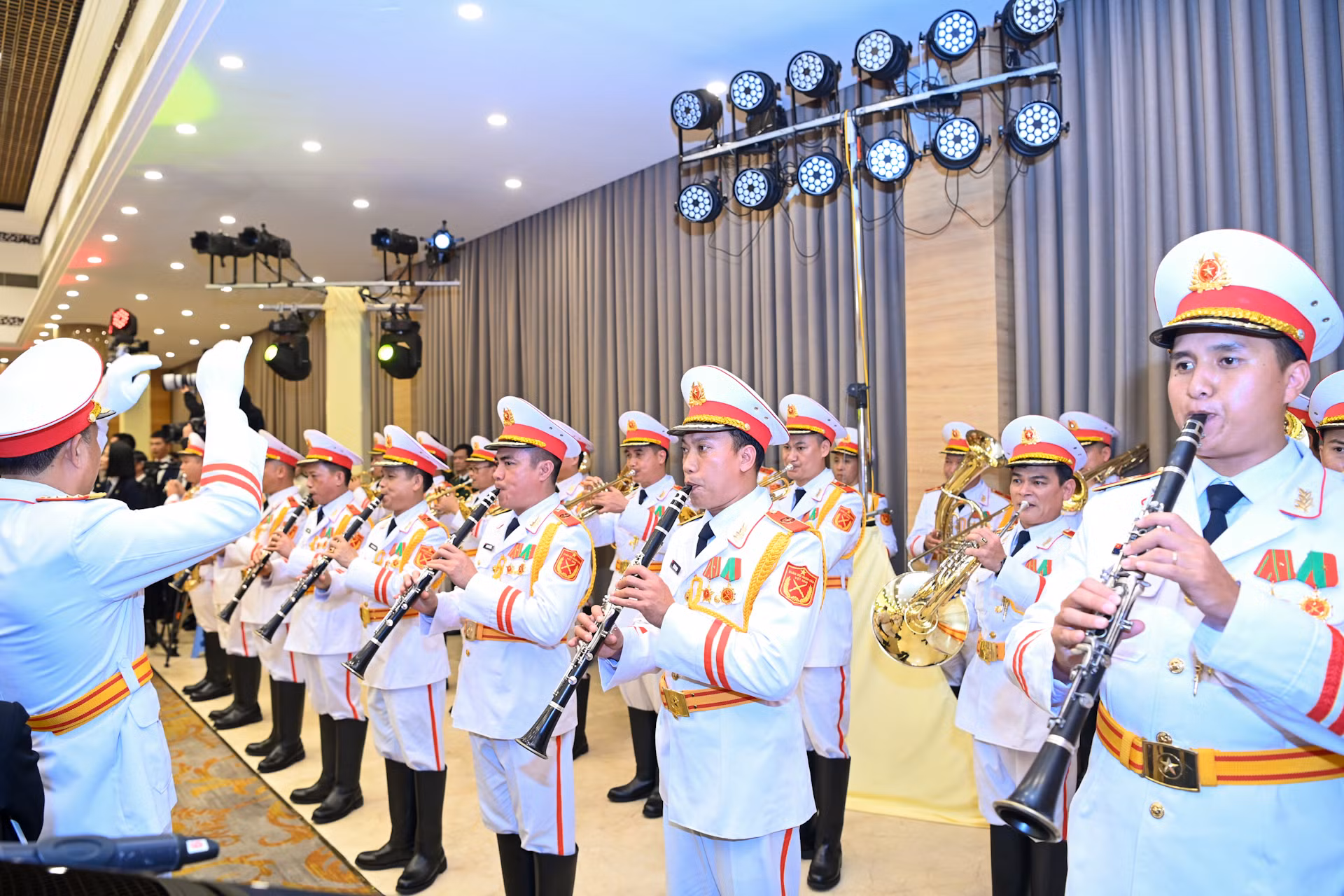 Đội quân nhạc cử hành quốc thiều hai nước tại tiệc chiêu đãi. (Ảnh: DUY LINH) Đội quân nhạc cử hành quốc thiều hai nước tại tiệc chiêu đãi. (Ảnh: DUY LINH)