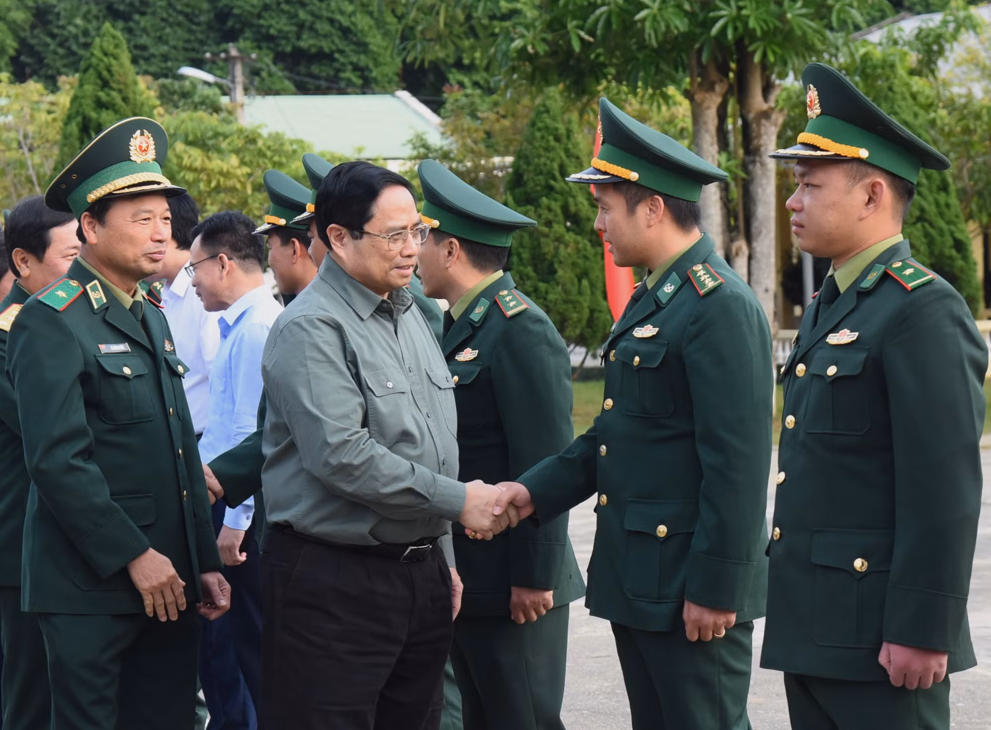 Thủ tướng Phạm Minh Chính thăm, động viên, tặng quà cán bộ, chiến sĩ Đồn Biên phòng. Thủ tướng Phạm Minh Chính thăm, động viên, tặng quà cán bộ, chiến sĩ Đồn Biên phòng.