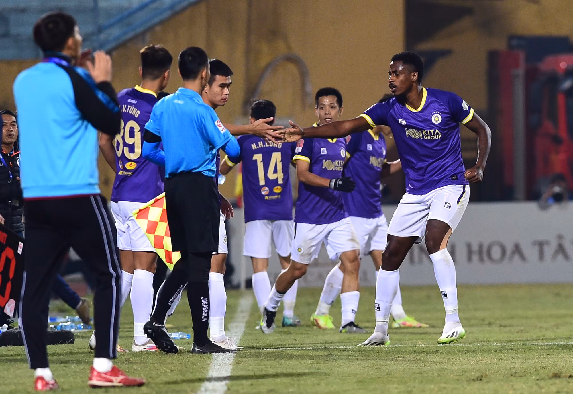 Mãi đến phút 67, Hà Nội FC mới có bàn gỡ hòa 1-1 do công của Denilso. Đáng chú ý, ngoại binh người Brazil đều ghi bàn trong 3 vòng gần nhất. Mãi đến phút 67, Hà Nội FC mới có bàn gỡ hòa 1-1 do công của Denilso. Đáng chú ý, ngoại binh người Brazil đều ghi bàn trong 3 vòng gần nhất.