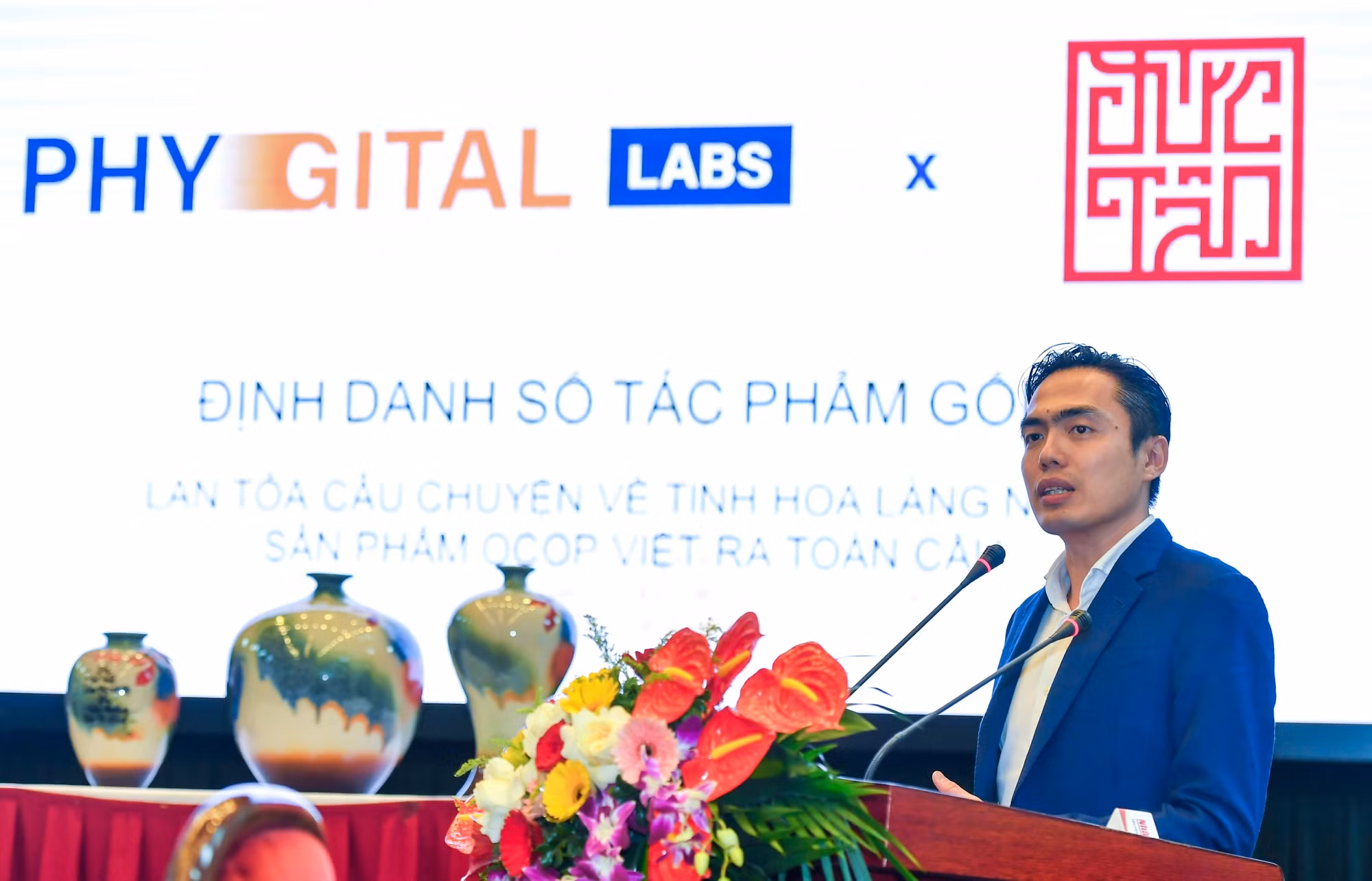 Ông Nguyễn Huy, Tổng Giám đốc Công ty CP Phygital Labs trình bày giải pháp công nghệ Nomion tại sự kiện. Ông Nguyễn Huy, Tổng Giám đốc Công ty CP Phygital Labs trình bày giải pháp công nghệ Nomion tại sự kiện.