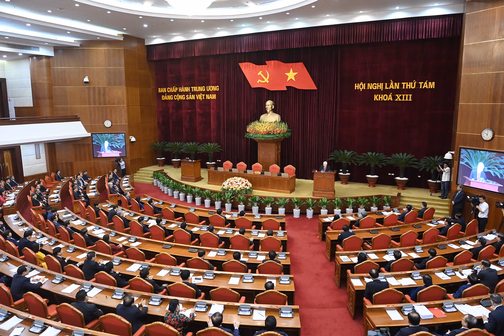 Quang cảnh phiên bế mạc Hội nghị lần thứ tám Ban Chấp hành Trung ương Đảng. Quang cảnh phiên bế mạc Hội nghị lần thứ tám Ban Chấp hành Trung ương Đảng.