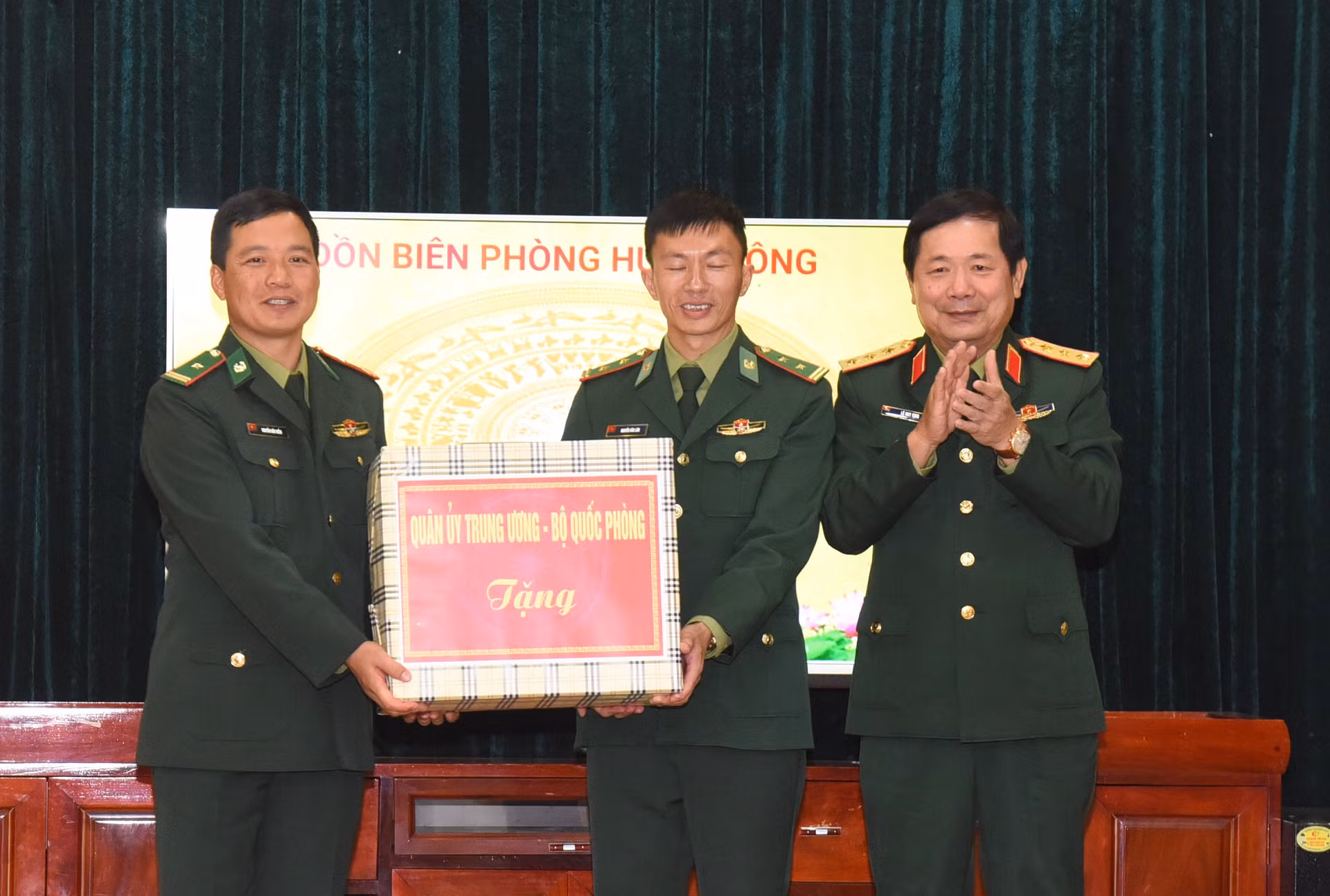 Thượng tướng Lê Huy Vịnh, Thứ trưởng Quốc phòng tặng quà cán bộ, chiến sĩ Đồn Biên phòng Huổi Luông. Thượng tướng Lê Huy Vịnh, Thứ trưởng Quốc phòng tặng quà cán bộ, chiến sĩ Đồn Biên phòng Huổi Luông.
